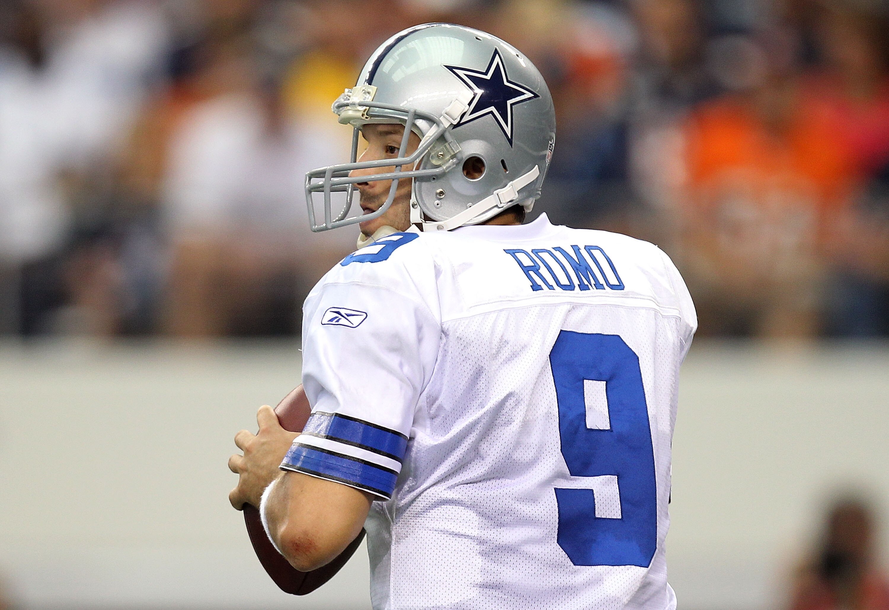 ARLINGTON, TX - SEPTEMBER 19:  Quarterback Tony Romo #9 of the Dallas Cowboys looks to pass against the Chicago Bears at Cowboys Stadium on September 19, 2010 in Arlington, Texas.  (Photo by Ronald Martinez/Getty Images)