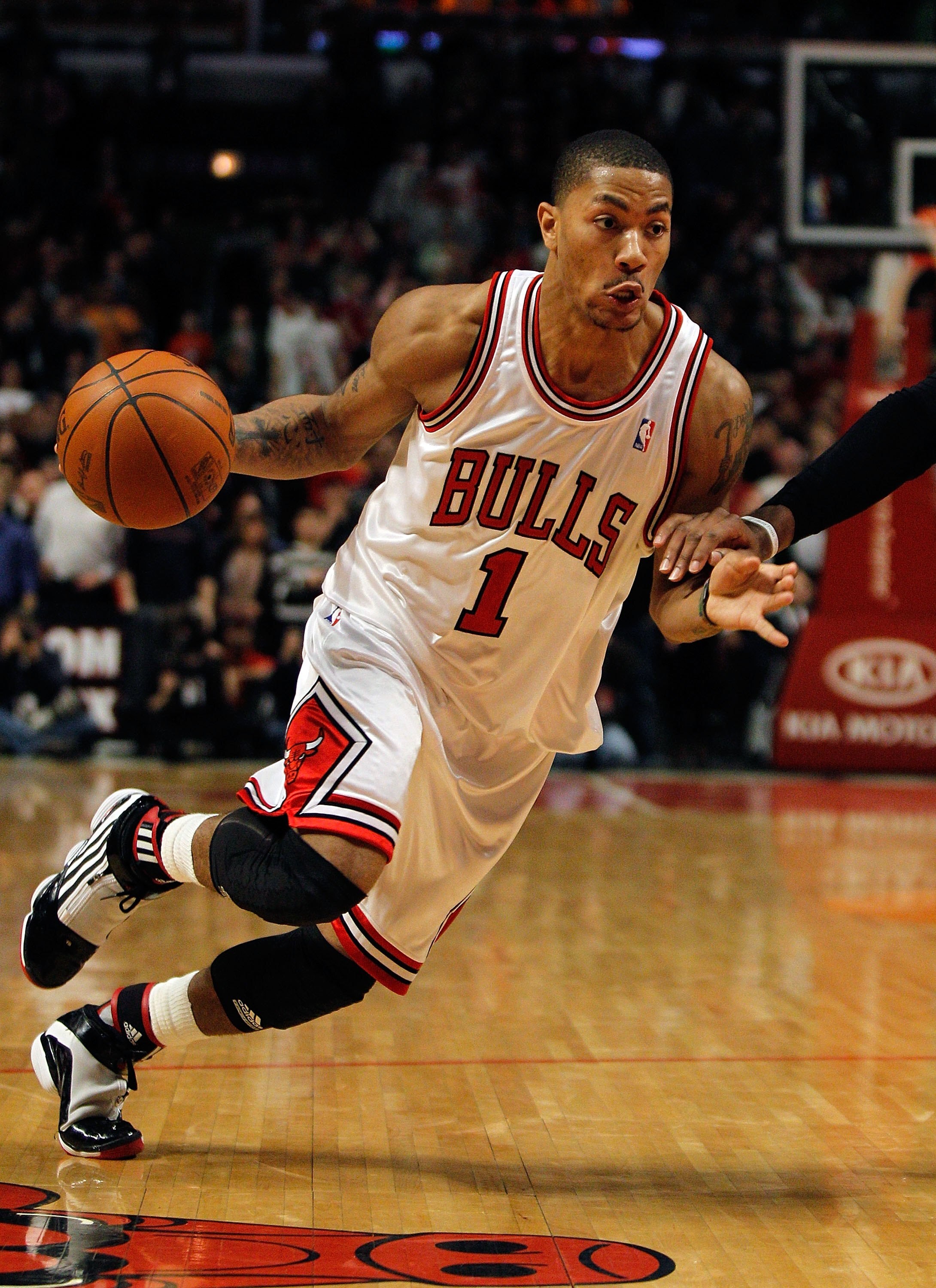 CHICAGO - FEBRUARY 26: Derrick Rose #1 of the Chicago Bulls drives to the basket against the Portland Trail Blazers at the United Center on February 26, 2010 in Chicago, Illinois. The Bulls defeated the Trail Blazers 115-111 in overtime. NOTE TO USER: Use