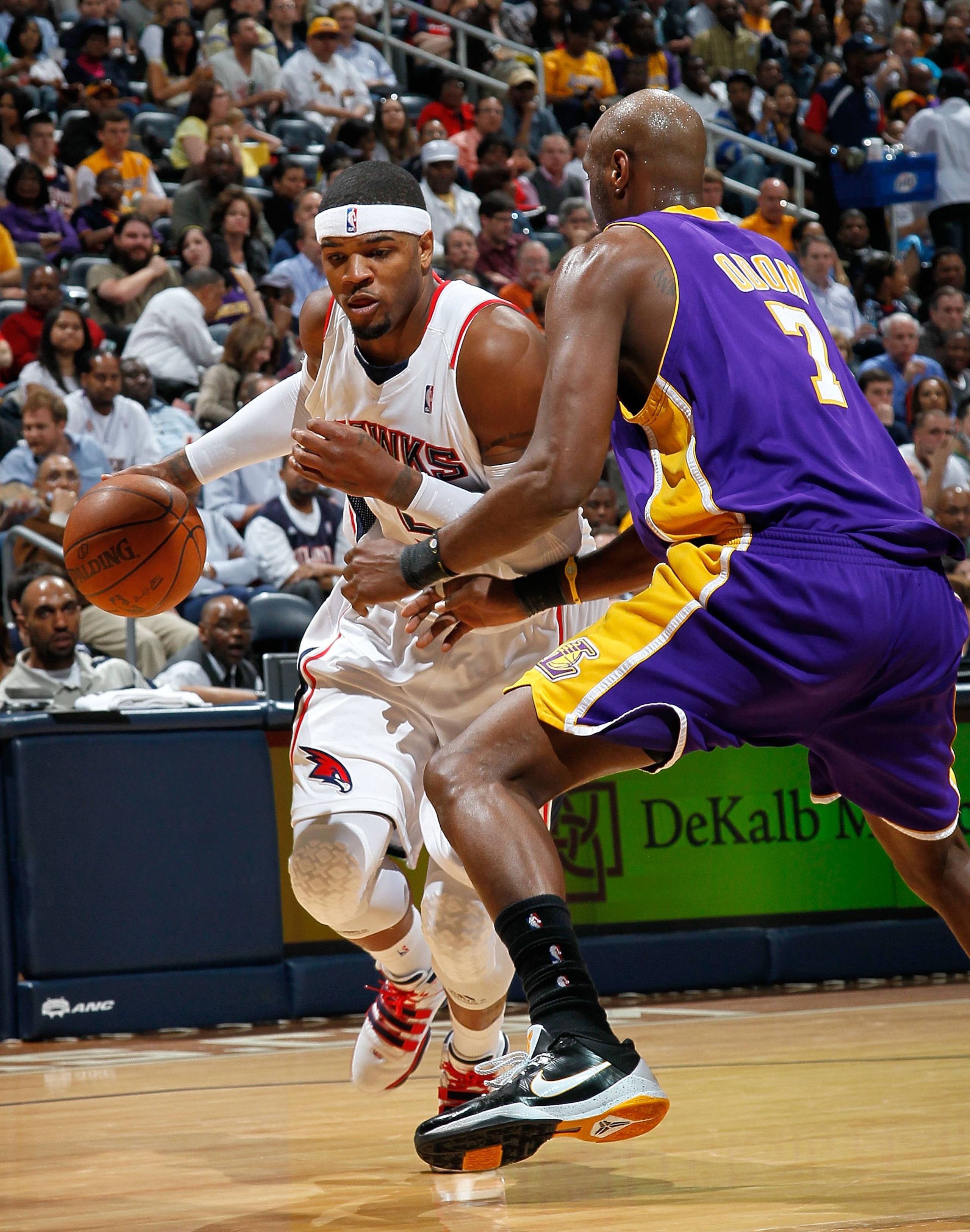ATLANTA - MARCH 31:  Josh Smith #5 of the Atlanta Hawks against Lamar Odom #7 of the Los Angeles Lakers at Philips Arena on March 31, 2010 in Atlanta, Georgia.  NOTE TO USER: User expressly acknowledges and agrees that, by downloading and/or using this Ph