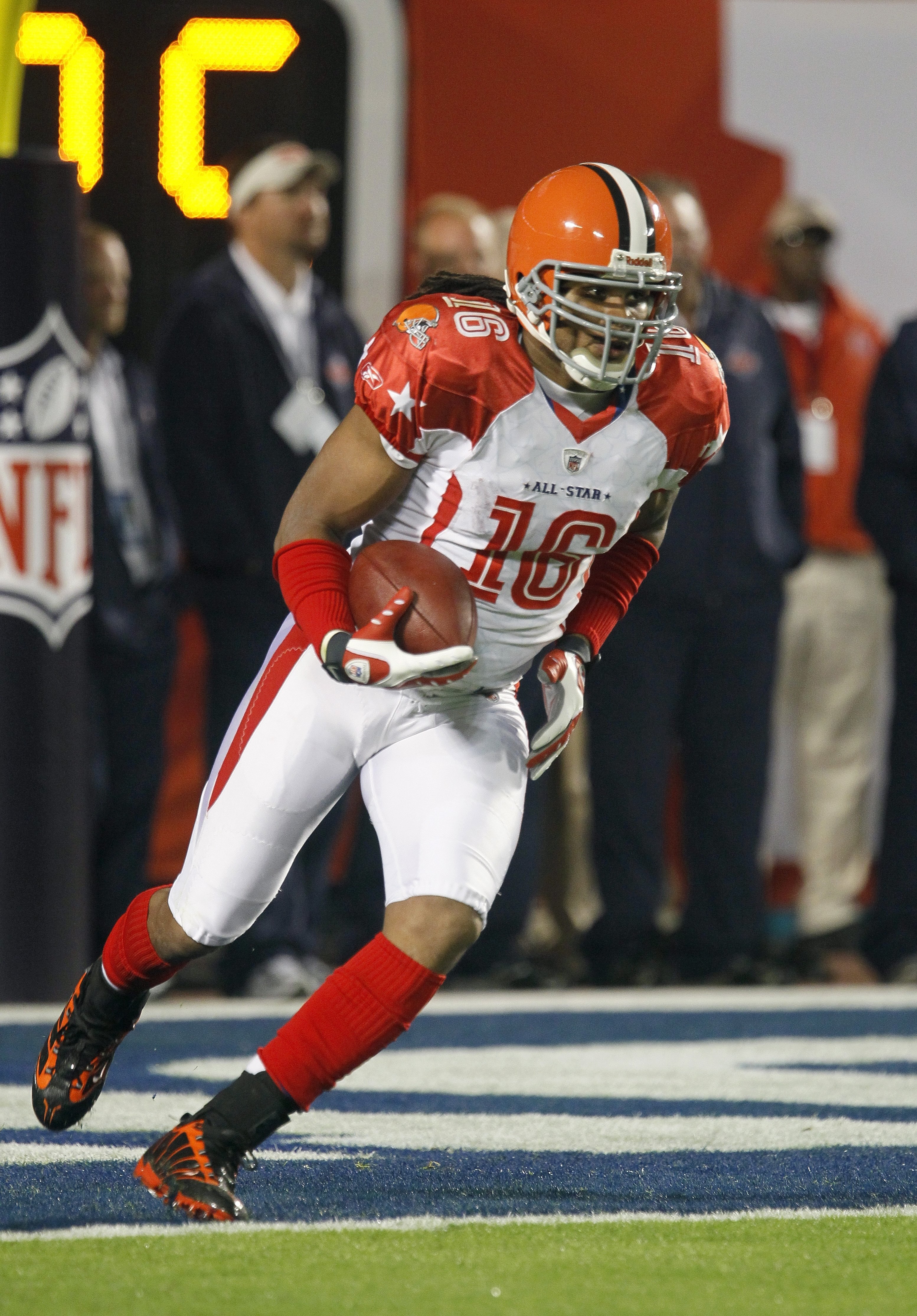 MIAMI GARDENS, FL - JANUARY 31:  Josh Cribbs #16 of the AFC's Cleveland Borwns runs with the ball for yardage during the 2010 AFC-NFC Pro Bowl game at Sun Life Stadium on January 31, 2010 in Miami Gardens, Florida. The AFC defeated the NFC 41-34. (Photo b