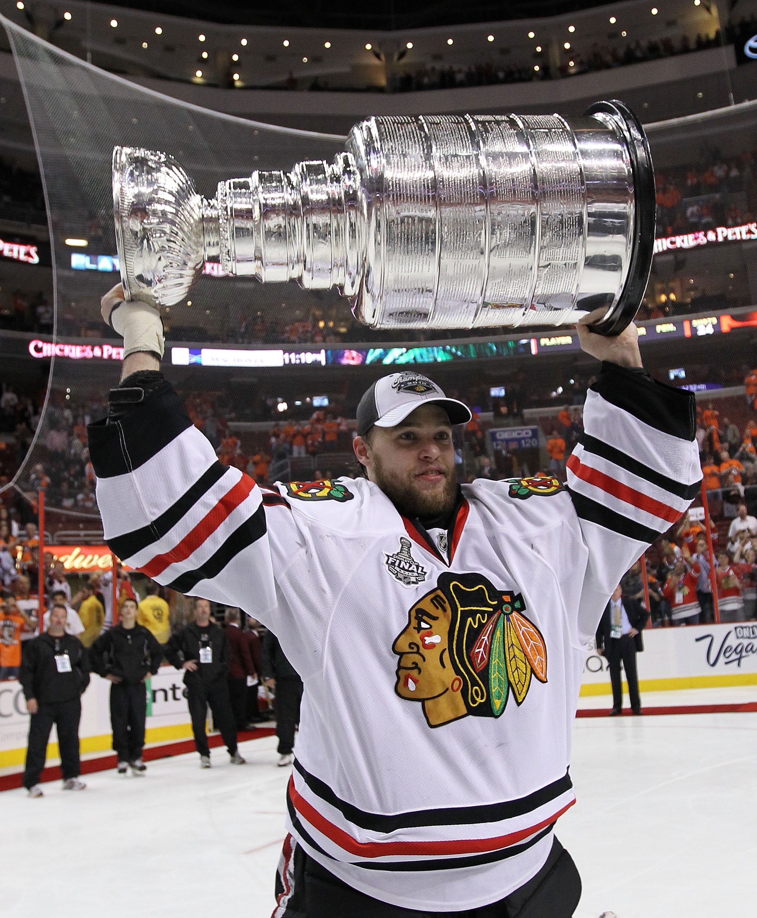 PHILADELPHIA - JUNE 09:  Antti Niemi #31 of the Chicago Blackhawks hoists the Stanley Cup after the Blackhawks defeated the Philadelphia Flyers 4-3 in overtime to win the Stanley Cup in Game Six of the 2010 NHL Stanley Cup Final at the Wachovia Center on