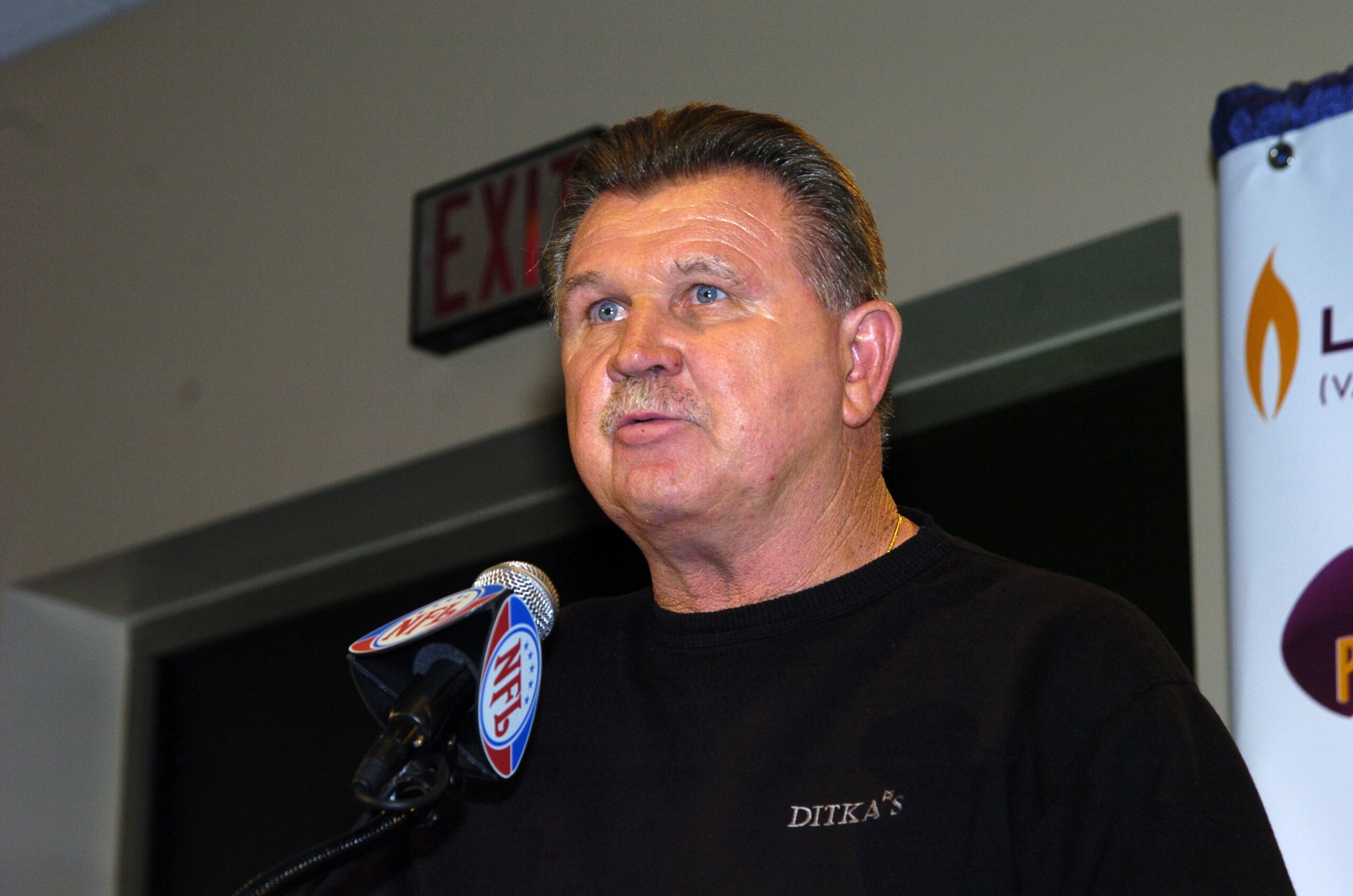 NFL Pro Football Hall of Famer Mike Ditka helps present Jerome Bettis with the Levitra Play of the year Award at the Jacksonville Convention Center on February 2, 2005  (Photo by Al Messerschmidt/Getty Images)