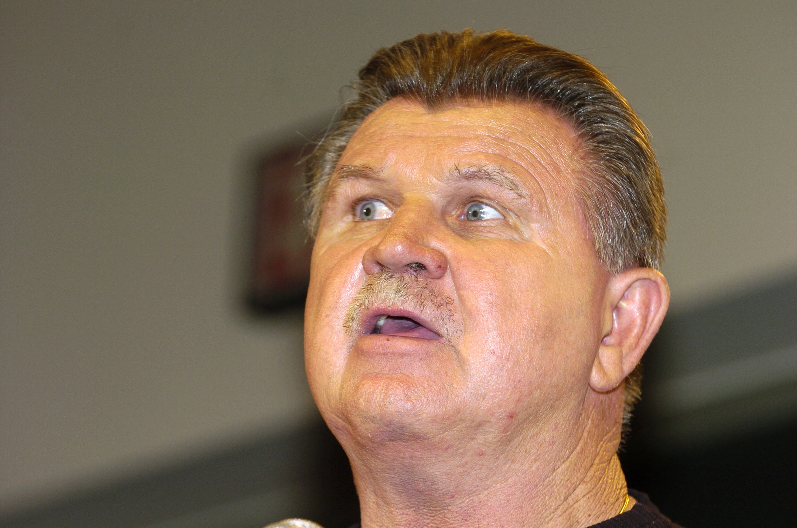 NFL Pro Football Hall of Famer Mike Ditka helps present Jerome Bettis of the Pittsburgh Steelers with the Levitra Play of the year Award at the Jacksonville Convention Center on February 2, 2005  (Photo by Al Messerschmidt/Getty Images)