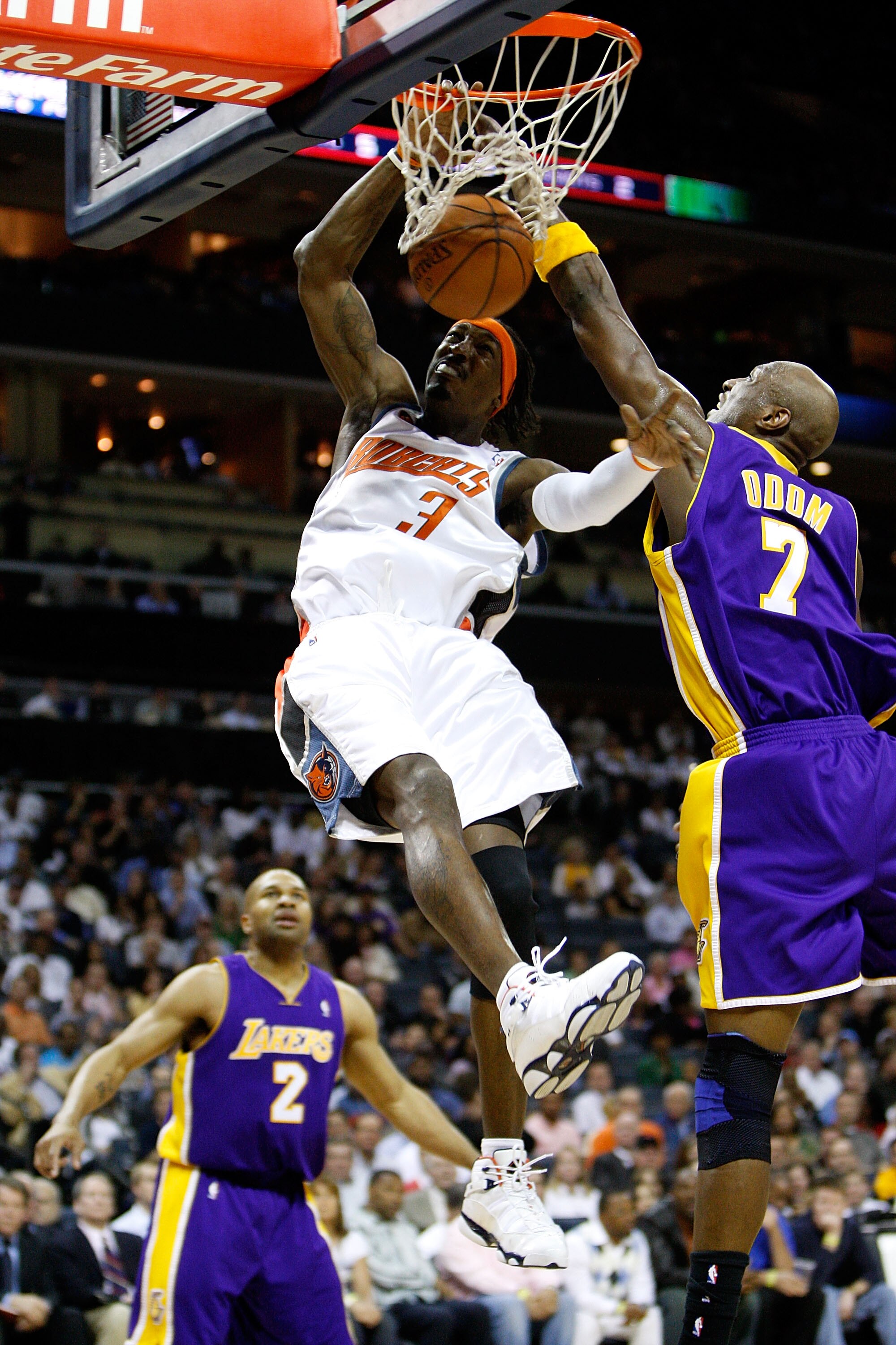 CHARLOTTE, NC - MARCH 31:  Lamar Odom #7 of the Los Angeles Lakers tries to block a dunk by Gerald Wallace #3 of the Charlotte Bobcats during their game at Time Warner Cable Arena on March 31, 2009 in Charlotte, North Carolina.  NOTE TO USER: User express