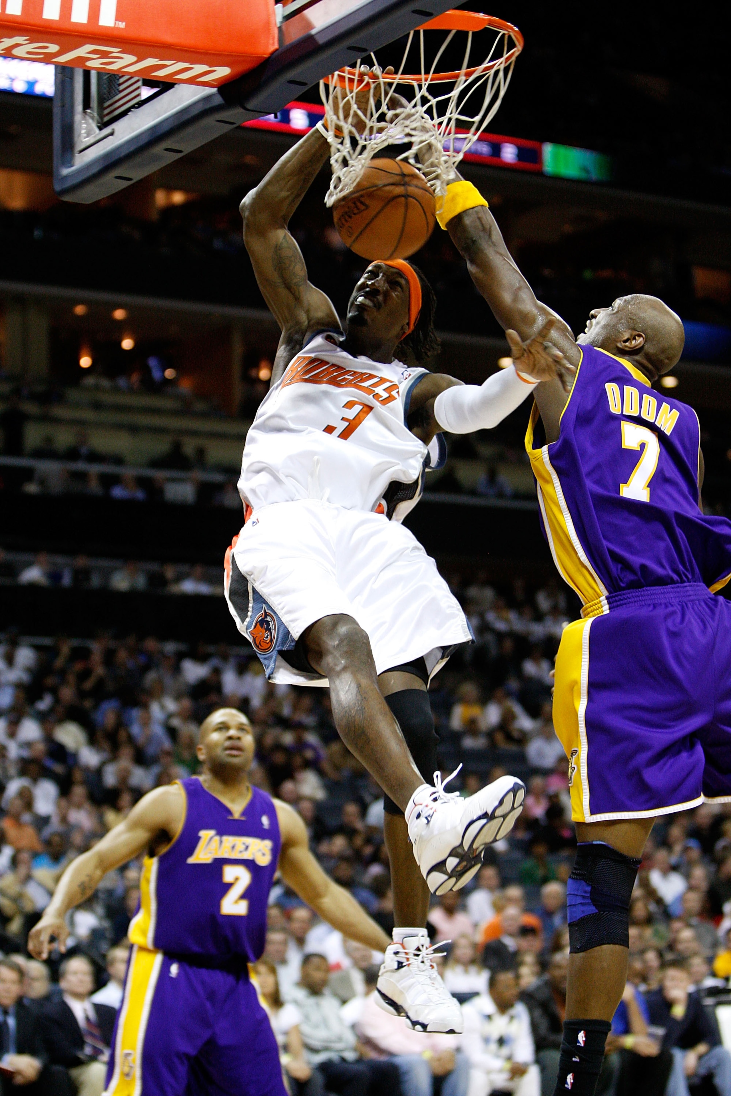CHARLOTTE, NC - MARCH 31:  Lamar Odom #7 of the Los Angeles Lakers tries to block a dunk by Gerald Wallace #3 of the Charlotte Bobcats during their game at Time Warner Cable Arena on March 31, 2009 in Charlotte, North Carolina.  NOTE TO USER: User express