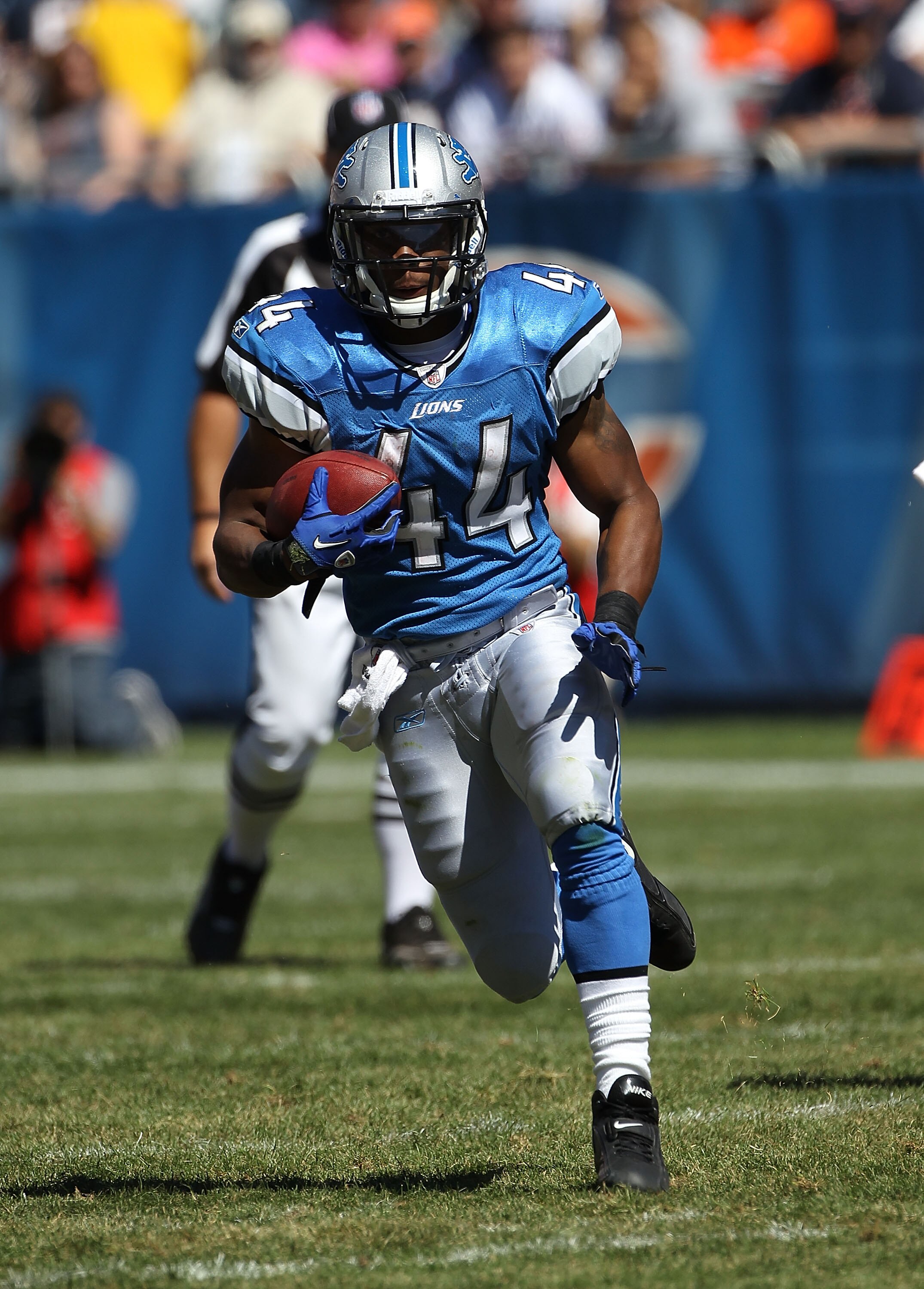 CHICAGO - SEPTEMBER 12: Jahvid Best #44 of the Detroit Lions runs against the Chicago Bears during the NFL season opening game at Soldier Field on September 12, 2010 in Chicago, Illinois. The Bears defeated the Lions 19-14. (Photo by Jonathan Daniel/Getty
