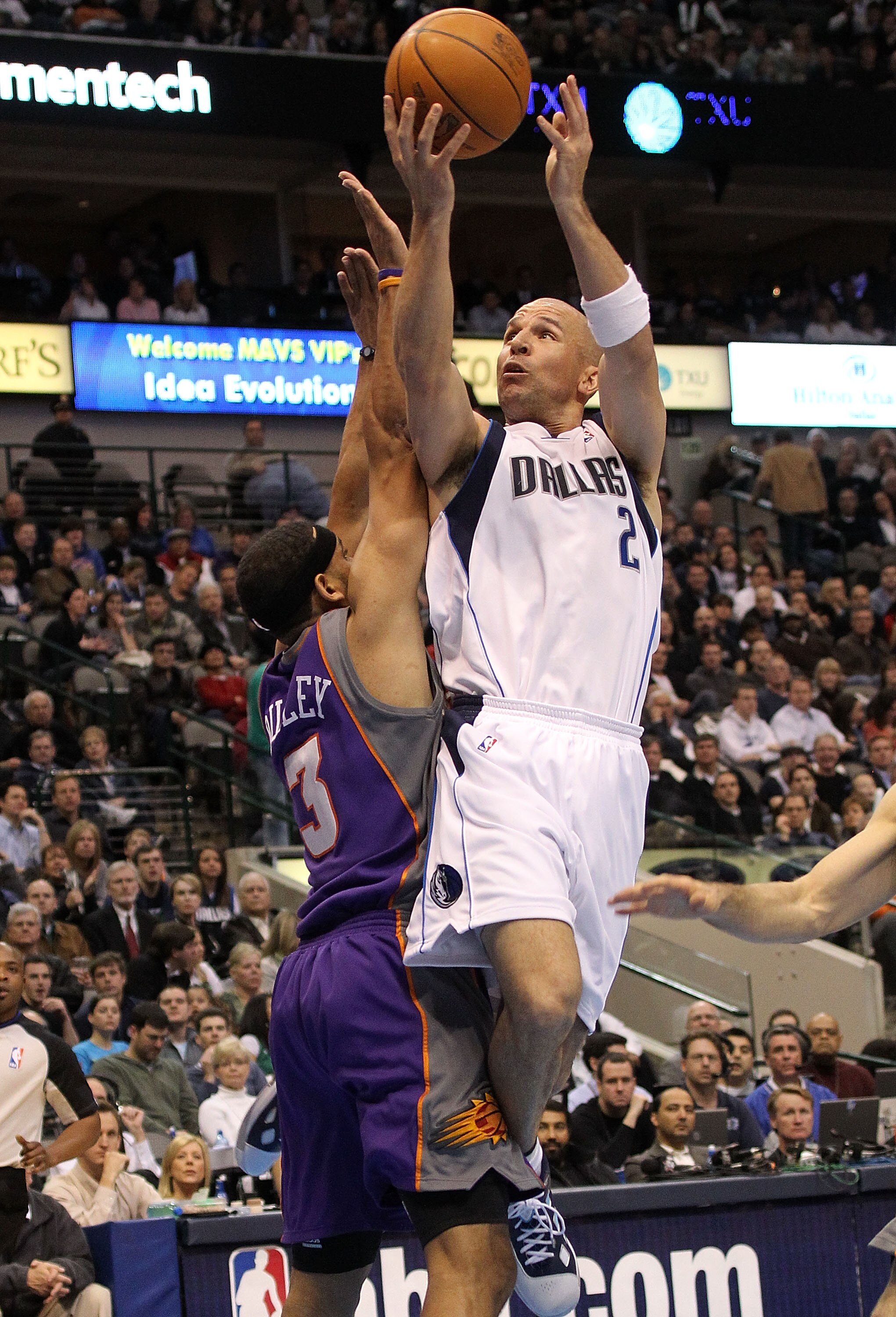 DALLAS - FEBRUARY 17:  Guard Jason Kidd #2 of the Dallas Mavericks takes a shot against Jared Dudley #3 of the Phoenix Suns on February 17, 2010 at American Airlines Center in Dallas, Texas.  NOTE TO USER: User expressly acknowledges and agrees that, by d