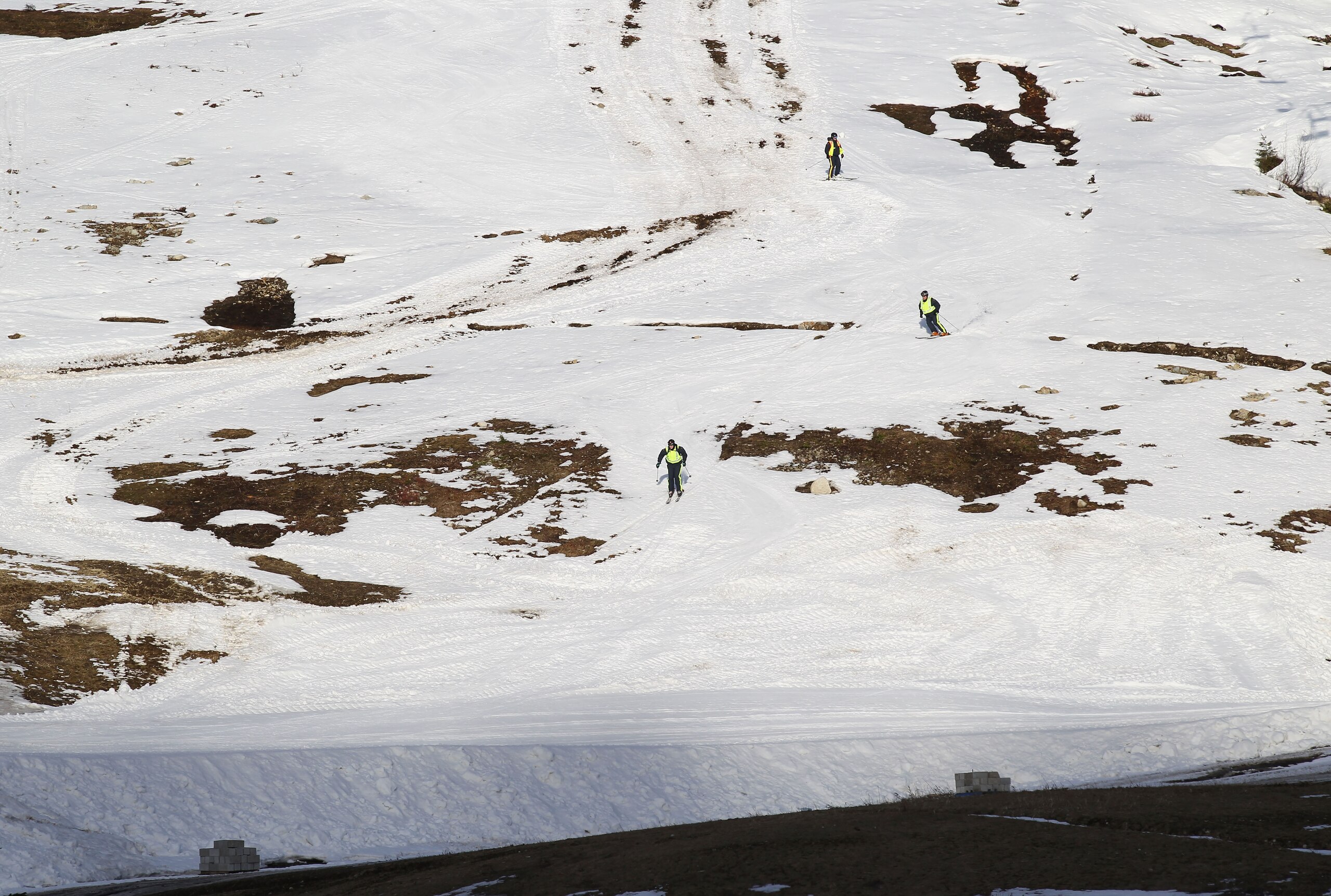 VANCOUVER, BC - FEBRUARY 09: Skiers ski down Cypress mountain, the venue for snowboarding and freestyle skiing, is pictured with a lack of snow ahead of the Vancouver 2010 Winter Olympics on February 9, 2010 in Vancouver, Canada.  (Photo by Streeter Lecka