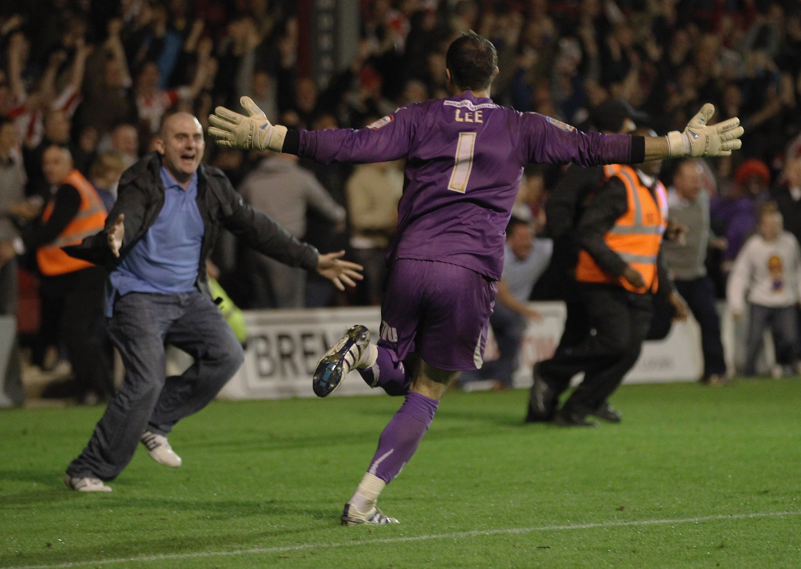 BRENTFORD, ENGLAND - SEPTEMBER 21:  Richard Lee of Brentford celebrates after the Carling Cup 3rd Round match between Brentford and Everton at Griffin Park on September 21, 2010 in Brentford, England.  (Photo by Ian Walton/Getty Images)