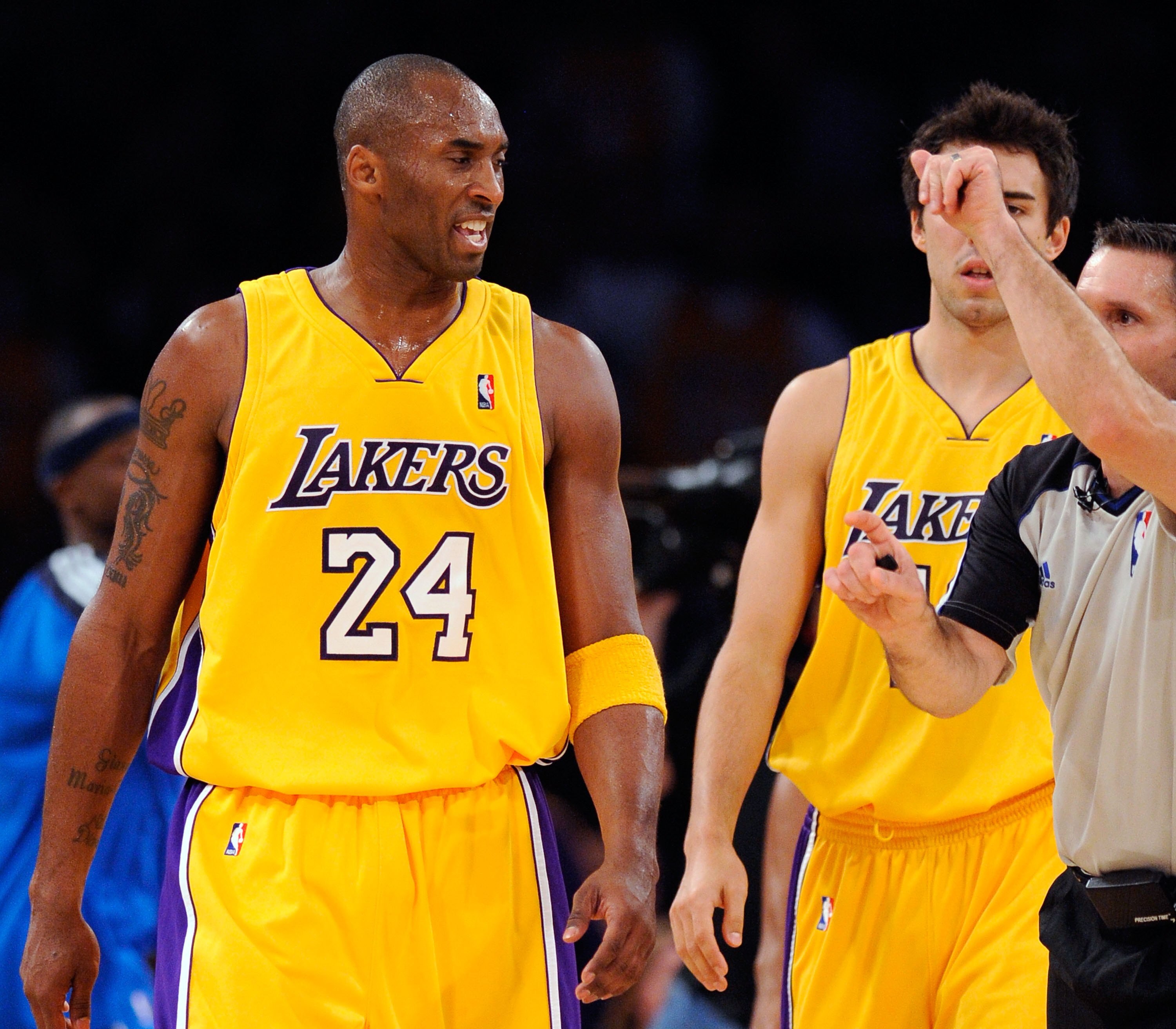 LOS ANGELES, CA - OCTOBER 30:  Kobe Bryant #24 of the Los Angeles Lakers gets a technical foul from referee Monty McCutchen for arguing a call during the third of the NBA basketball game against the Dallas Mavericks at Staples Center on October 30, 2009 i