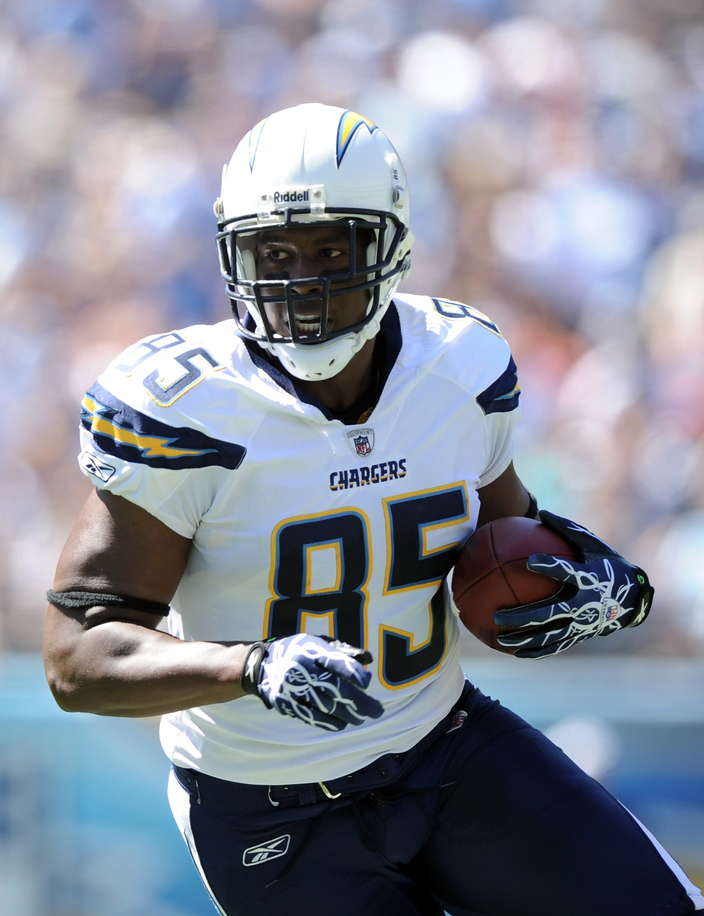 SAN DIEGO - SEPTEMBER 19:  Antonio Gates #85 of the San Diego Chargers turns toward the endzone after his catch against the Jacksonville Jaguars during the first quarter at Qualcomm Stadium on September 19, 2010 in San Diego, California.  (Photo by Harry 