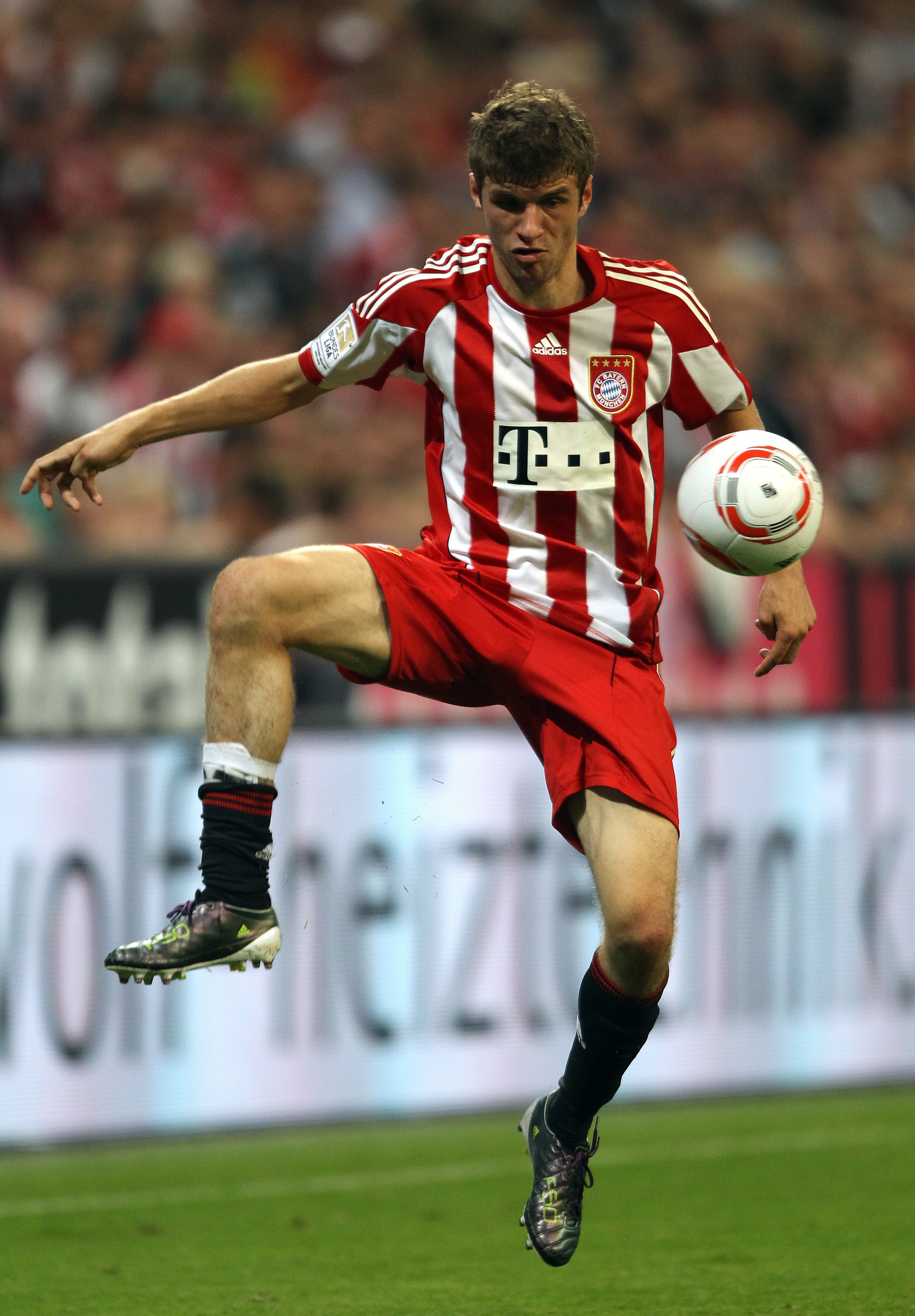 MUNICH, GERMANY - AUGUST 20:  Thomas Mueller of Bayern controls the ball during the Bundesliga match between FC Bayern Muenchen and VfL Wolfsburg at Allianz Arena on August 20, 2010 in Munich, Germany.  (Photo by Clive Brunskill/Getty Images)