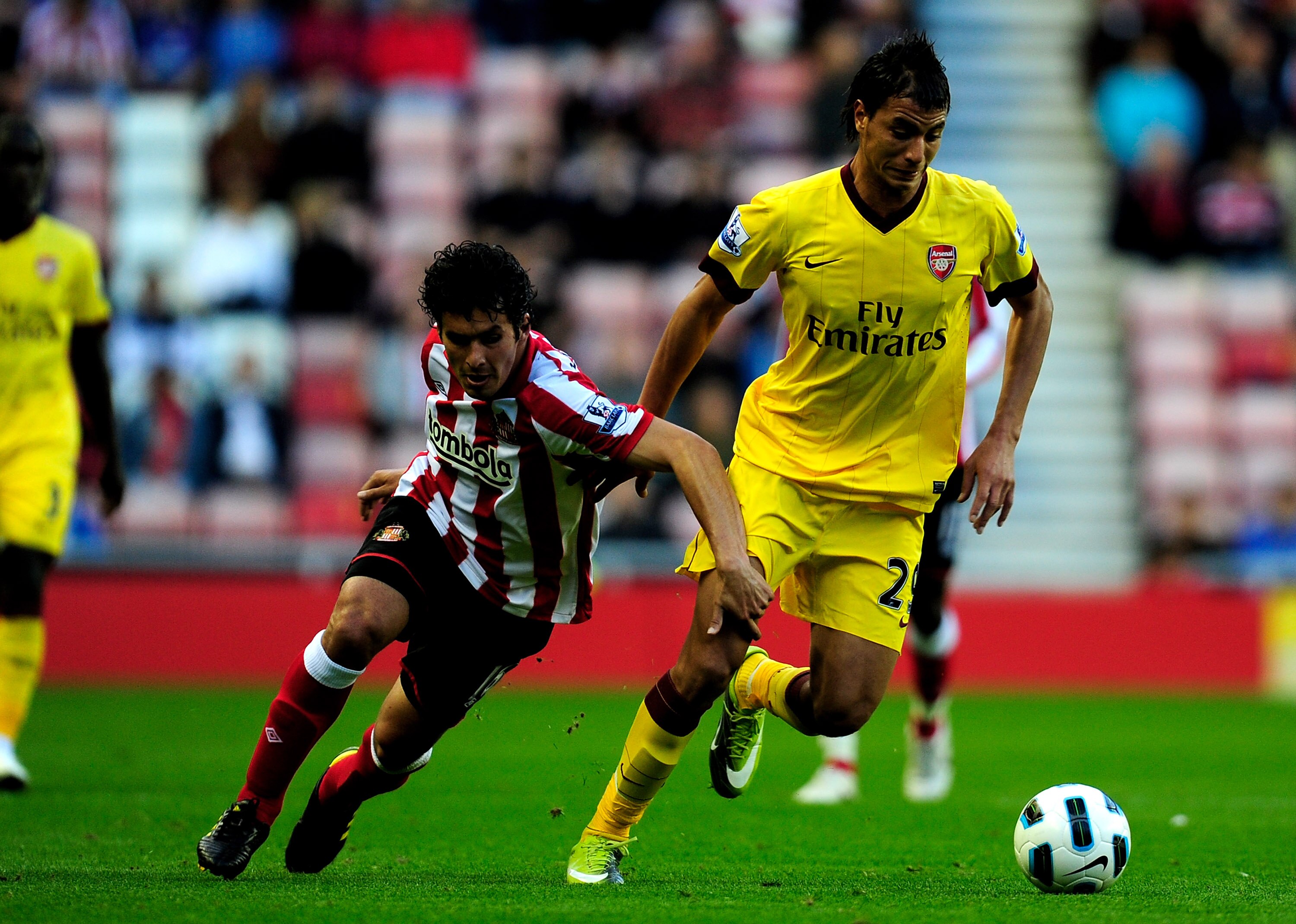 SUNDERLAND, ENGLAND - SEPTEMBER 18:  Cristian Riveros of Sunderland battles for the ball with Marouane Chamakh of Arsenal during the Barclays Premier League match between Sunderland and Arsenal at the Stadium of Light on September 18, 2010 in Sunderland, 
