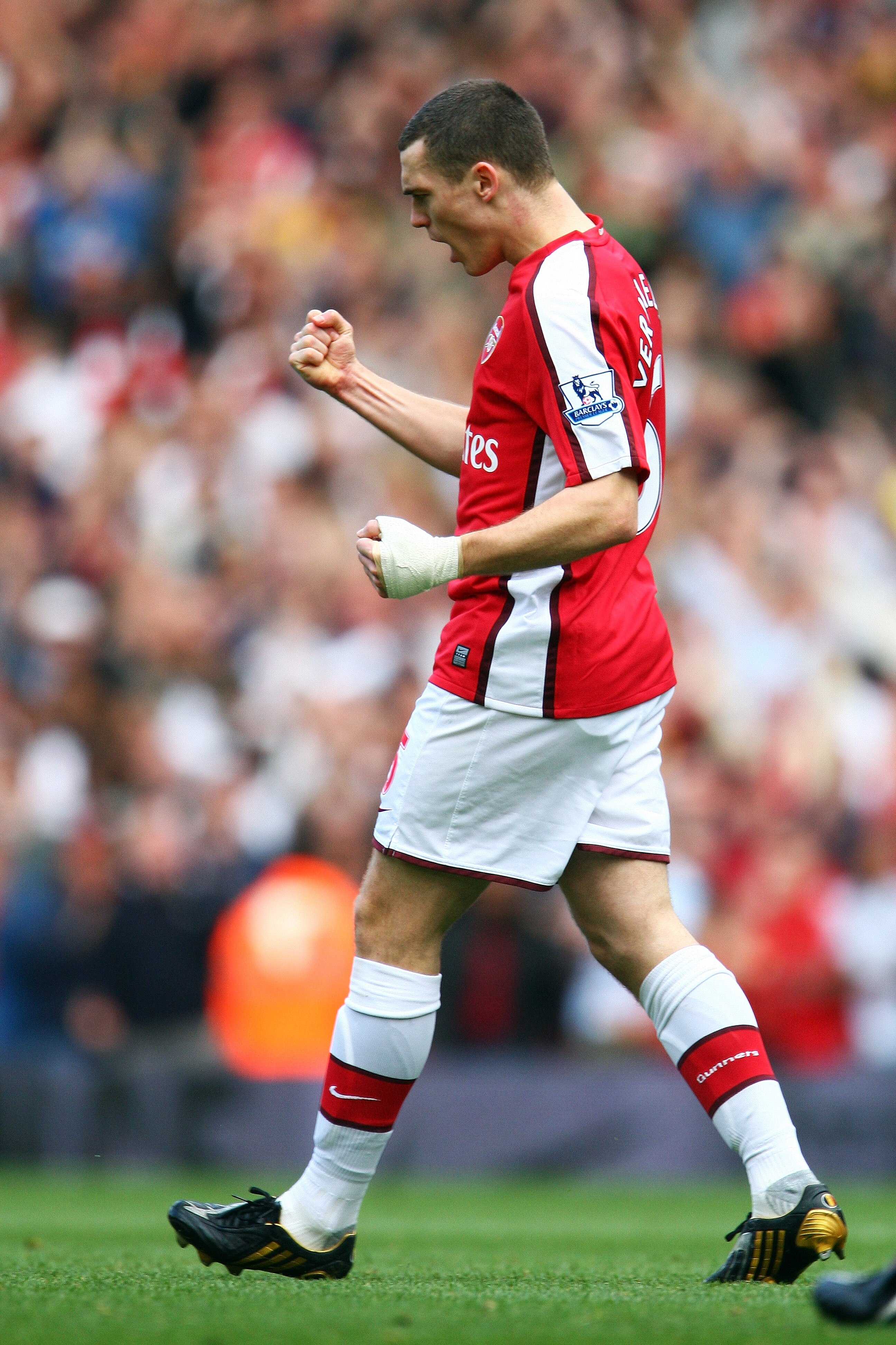 LONDON, ENGLAND - OCTOBER 04:  Thomas Vermaelen of Arsenal celebrates after he scores his teams first goal during the Barclays Premier League match between Arsenal and Blackburn Rovers at Emirates Stadium on October 4, 2009 in London, England.  (Photo by 