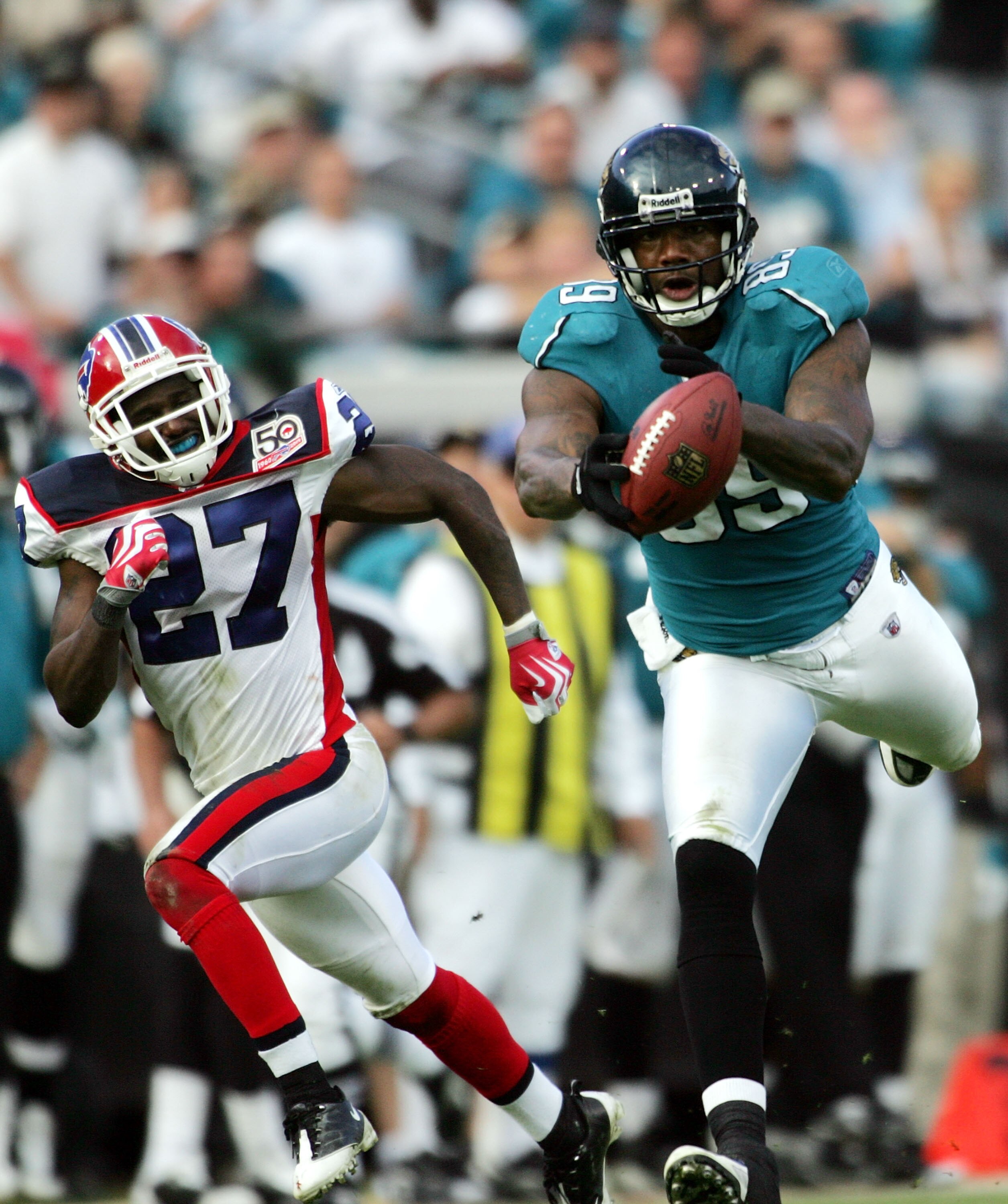JACKSONVILLE, FL - NOVEMBER 22:  Tight end Marcedes Lewis #89 of the Jacksonville Jaguars catches a pass against cornerback Reggie Corner #27 of the Buffalo Bills at Jacksonville Municipal Stadium on November 22, 2009 in Jacksonville, Florida.  Jacksonvil