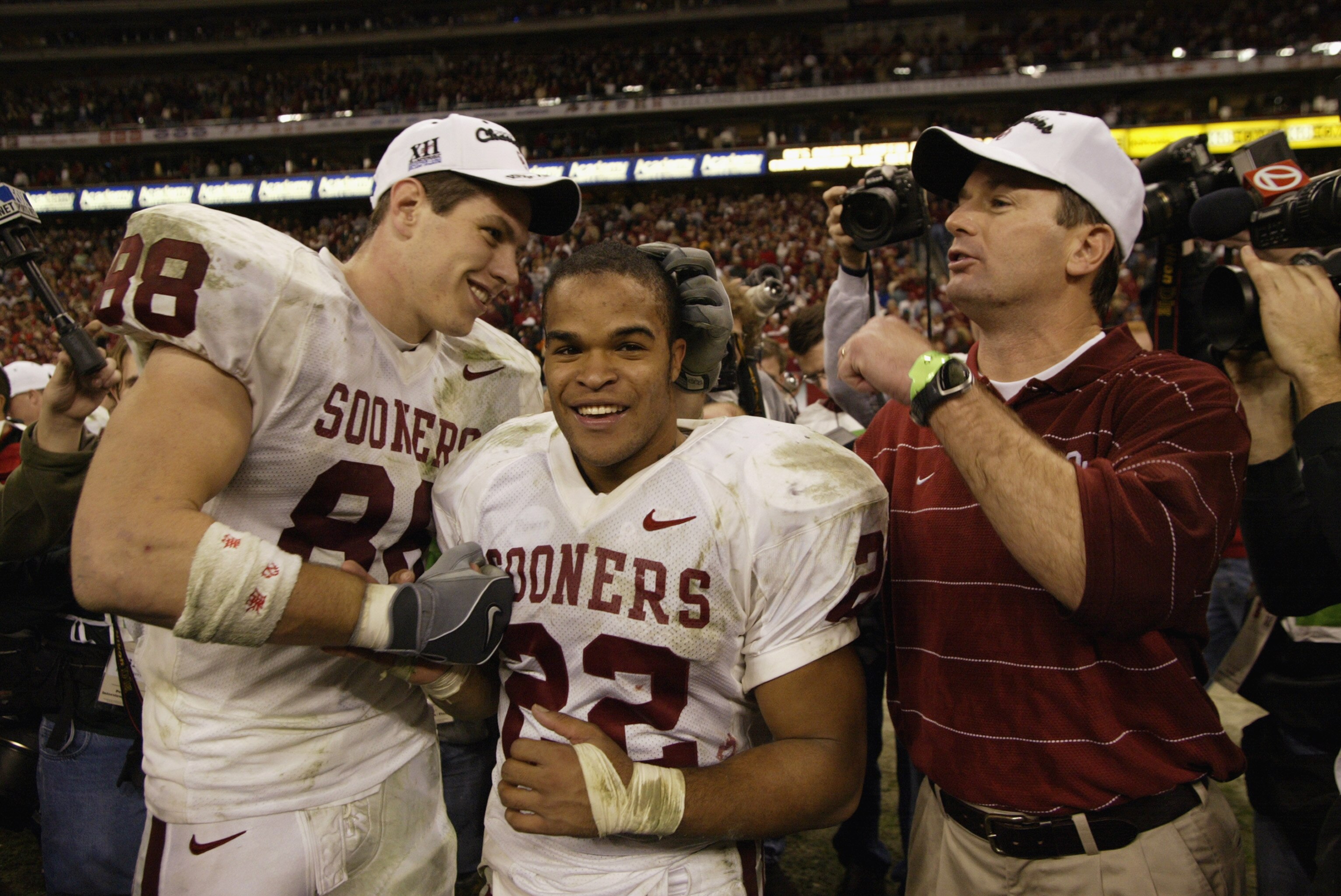 HOUSTON - DECEMBER 7:  (Left to Right) Tight end Trent Smith #88, running back Quentin Griffin #22, and head coach Bob Stoops of the University of Oklahoma Sooners celebrate after winning the Big 12 Conference Championship against the University of Colora