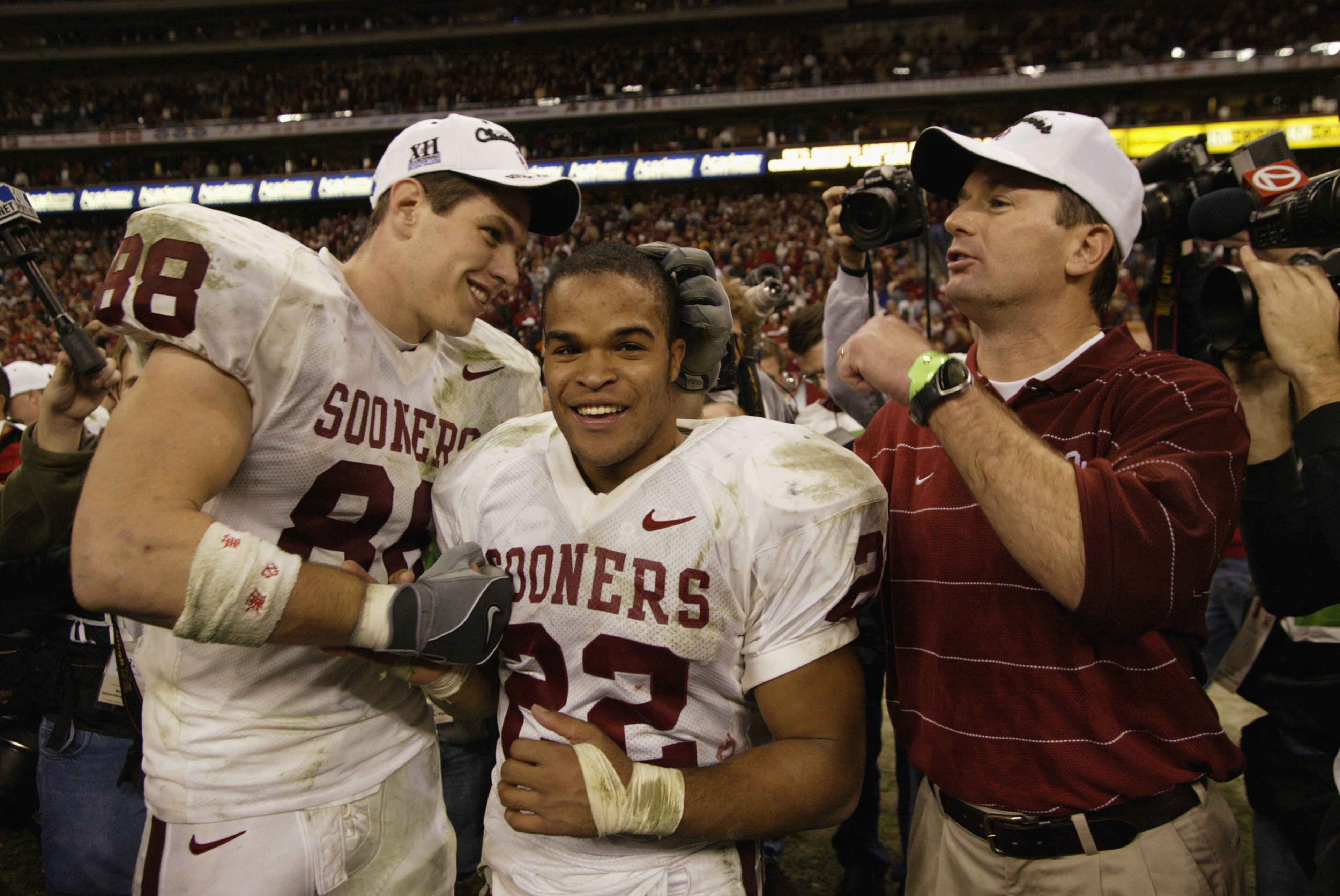 HOUSTON - DECEMBER 7:  (Left to Right) Tight end Trent Smith #88, running back Quentin Griffin #22, and head coach Bob Stoops of the University of Oklahoma Sooners celebrate after winning the Big 12 Conference Championship against the University of Colora