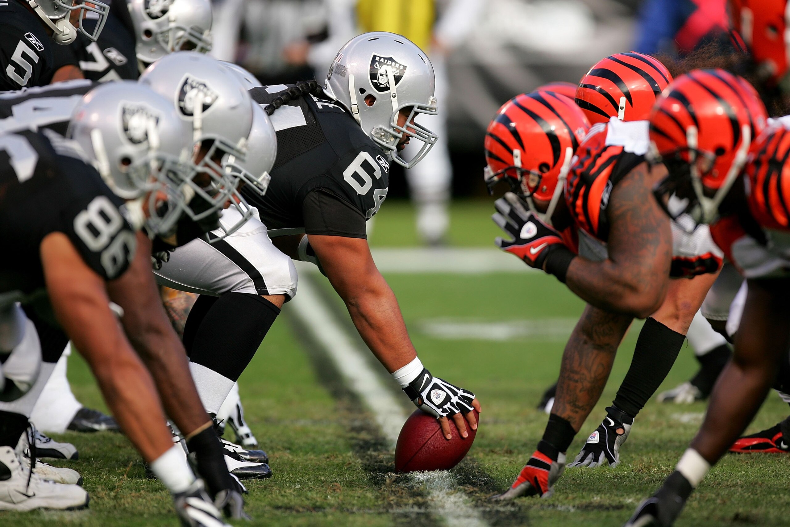 OAKLAND, CA - NOVEMBER 22:  Samson Satele #64 of the Oakland Raiders prepares to snap the ball during their game against the Cincinnati Bengals at Oakland-Alameda County Coliseum on November 22, 2009 in Oakland, California.  (Photo by Ezra Shaw/Getty Imag