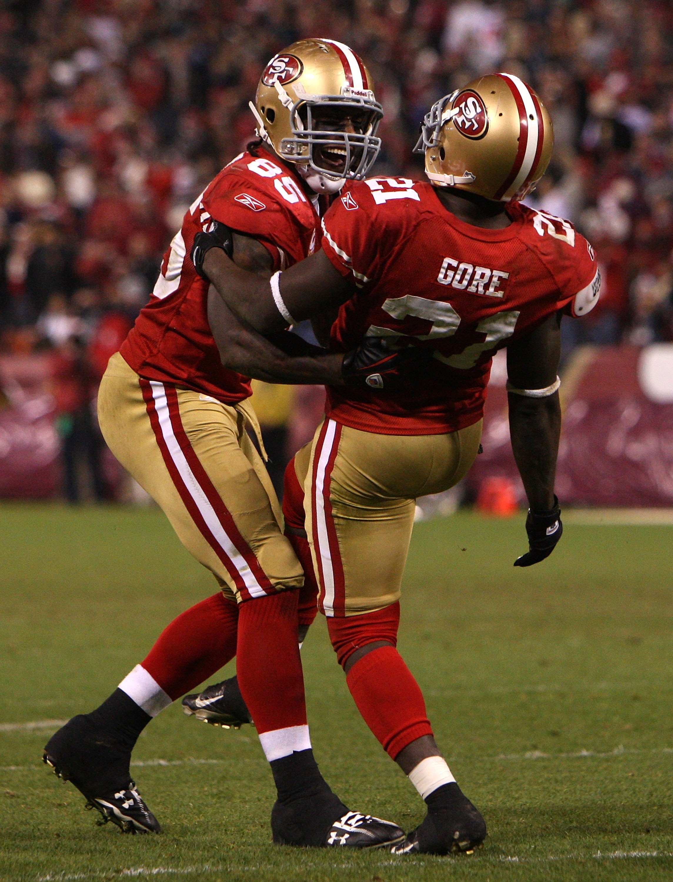 SAN FRANCISCO - DECEMBER 14:  Vernon Davis #85 and Frank Gore #21 of the San Francisco 49ers celebrate against the Arizona Cardinals at Candlestick Park on December 14, 2009 in San Francisco, California.  (Photo by Jed Jacobsohn/Getty Images)