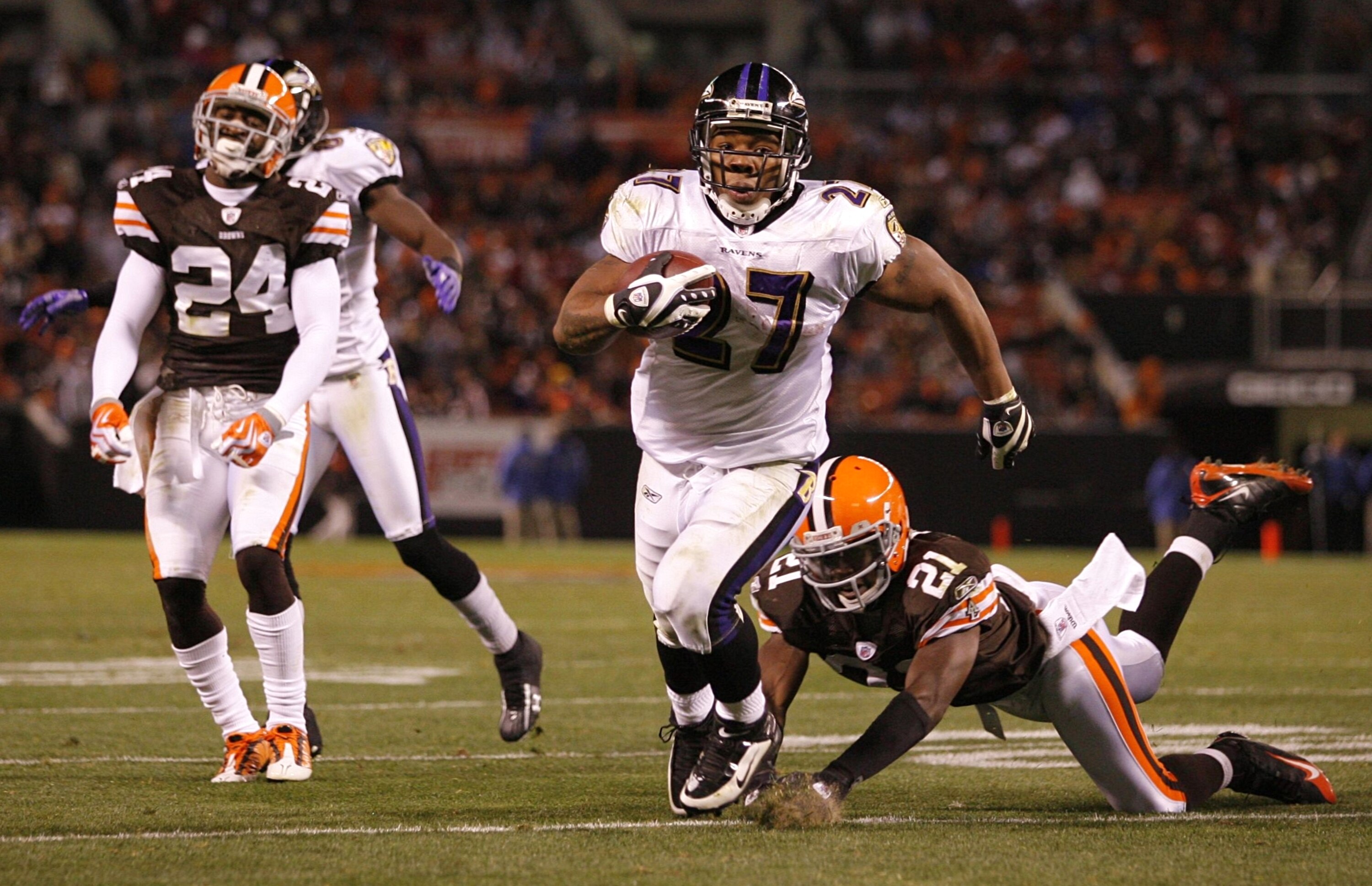 CLEVELAND - NOVEMBER 16: Ray Rice #27 of the Baltimore Ravens scores a 13-yard touchdown in the third quarter against Brodney Pool #21 and Eric Wright #24 of the Cleveland Browns at Cleveland Browns Stadium on November 16, 2009 in Cleveland, Ohio. (Photo CLEVELAND - NOVEMBER 16: Ray Rice #27 of the Baltimore Ravens scores a 13-yard touchdown in the third quarter against Brodney Pool #21 and Eric Wright #24 of the Cleveland Browns at Cleveland Browns Stadium on November 16, 2009 in Cleveland, Ohio. (Photo