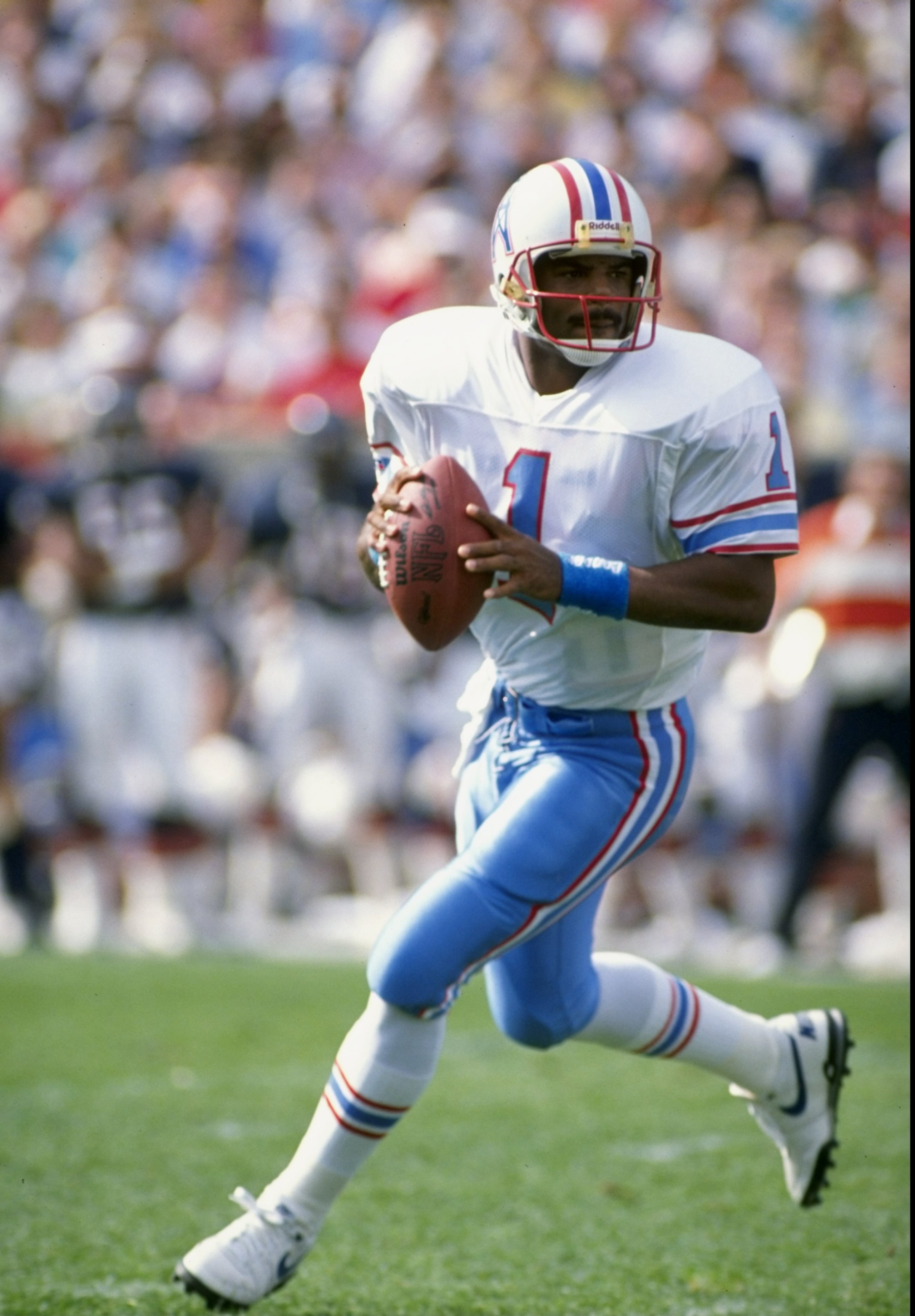15 Oct 1989:  Quarterback Warren Moon of the Houston Oilers in action during a game against the Chicago Bears at Soldier Field in Chicago, Illinois.  The Oilers won the game, 33-28. Mandatory Credit: Jonathan Daniel  /Allsport