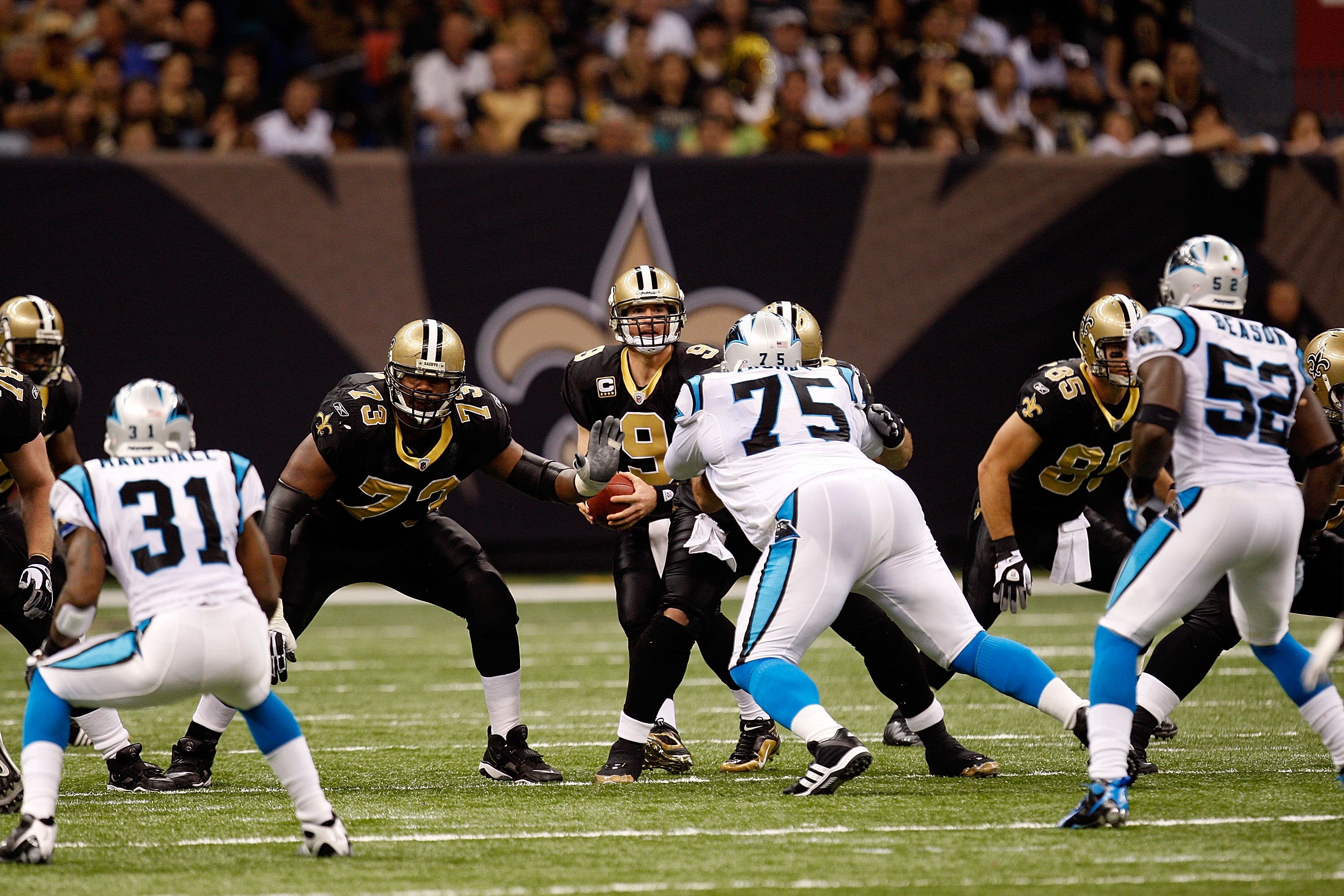 NEW ORLEANS - NOVEMBER 08:  Quarterback Drew Brees #9 of the New Orleans Saints at Louisiana Superdome on November 8, 2009 in New Orleans, Louisiana.  (Photo by Ronald Martinez/Getty Images)