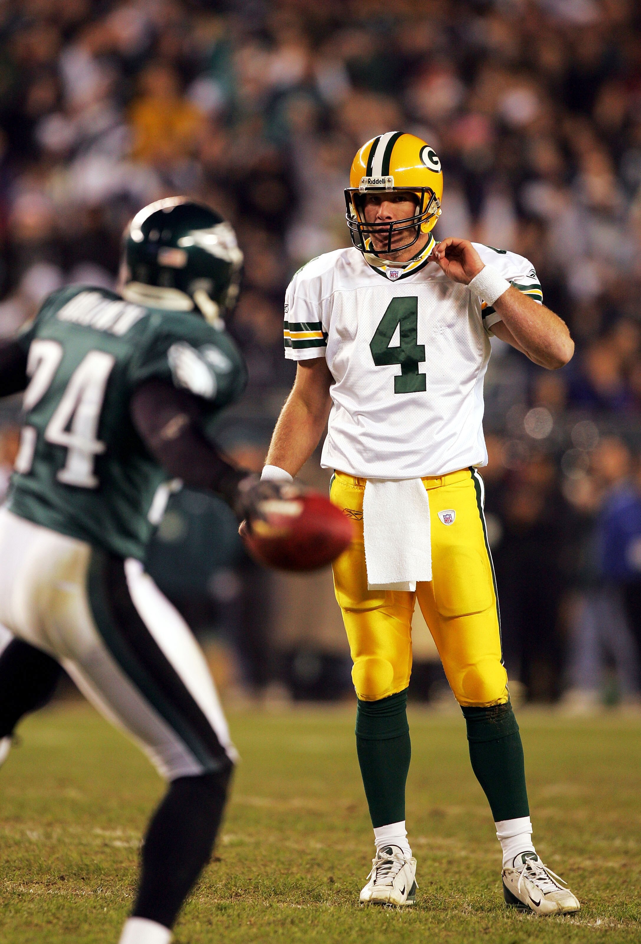 PHILADELPHIA - DECEMBER 5:  Cornerback Sheldon Brown #24 of the Philadelphia Eagles celebrates his pass interception in front of quarterback Brett Favre #4 of the Green Bay Packers at Lincoln Financial Field on December 5, 2004 in Philadelphia, Pennsylvan