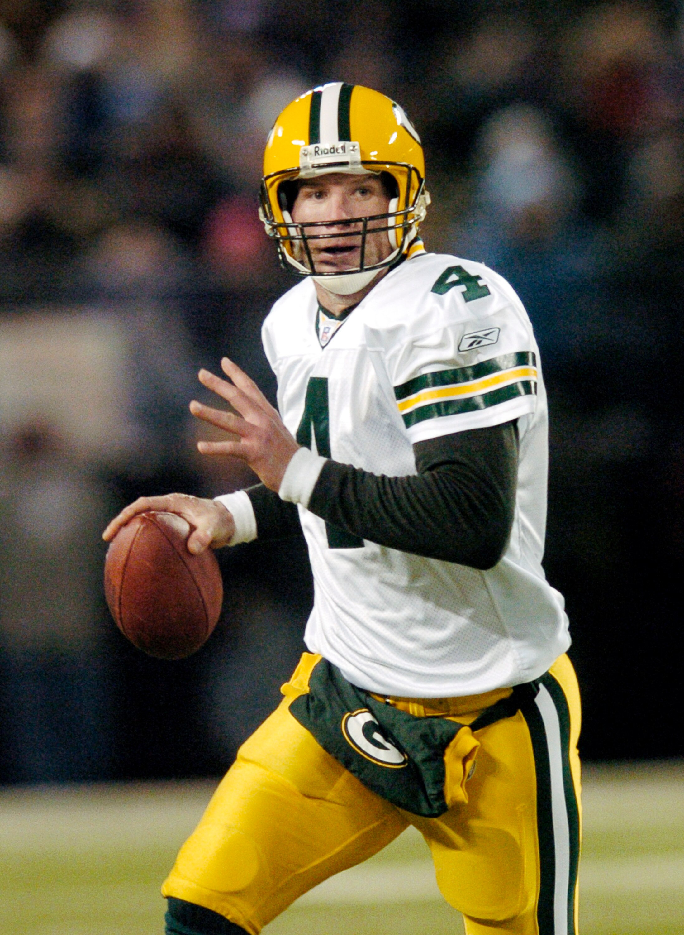 BALTIMORE - DECEMBER 19: Brett Favre #4 of the Green Bay Packers looks to pass against the Baltimore Ravens at M&T Bank Stadium on December 19, 2005 in Baltimore, Maryland. (Photo by Nick Wass/Getty Images)