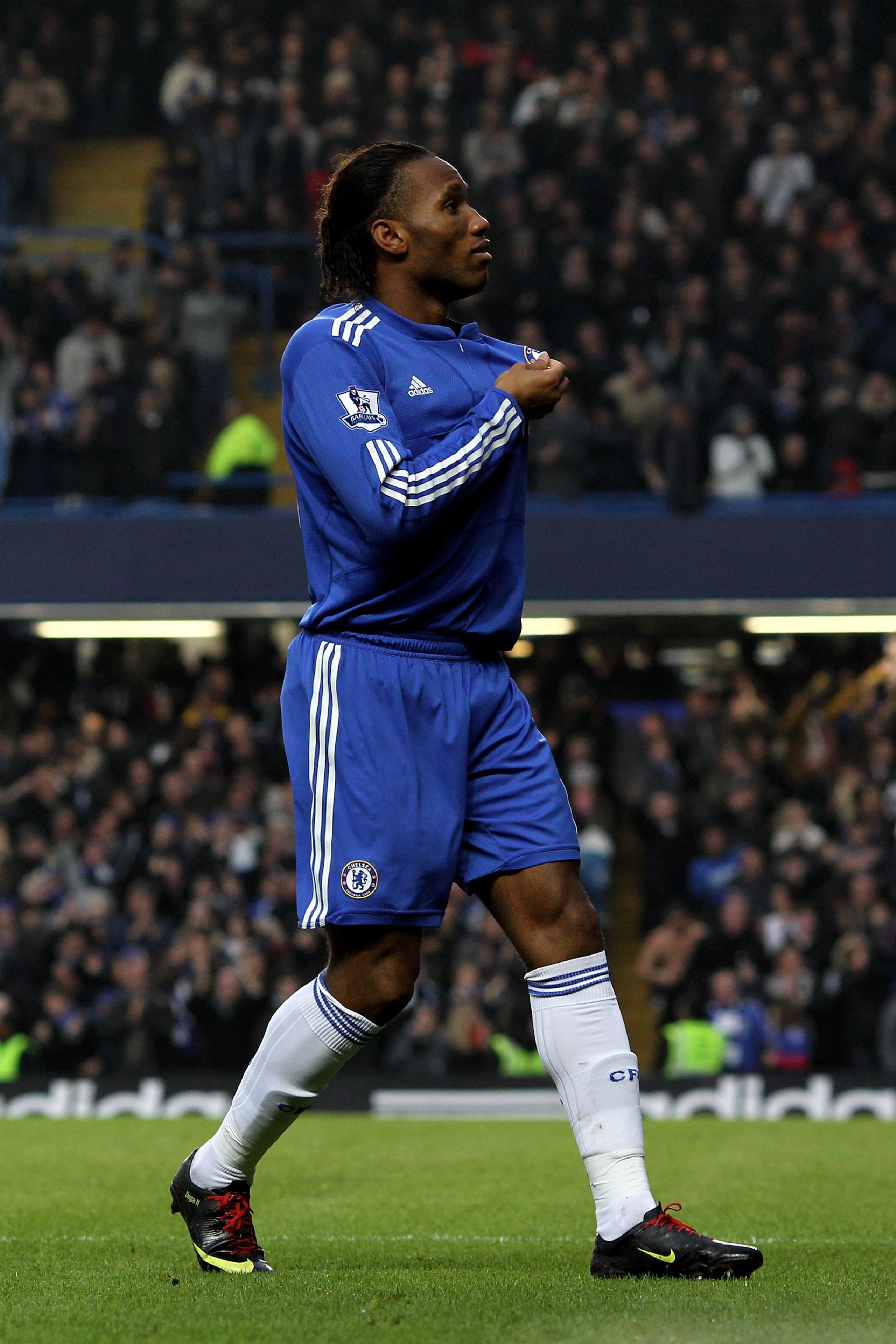 LONDON, ENGLAND - FEBRUARY 07:  Didier Drogba of Chelsea celebrates scoring the first goal of the game by kissing his badge during the Barclays Premier League match between Chelsea and Arsenal at Stamford Bridge on February 7, 2010 in London, England.  (P