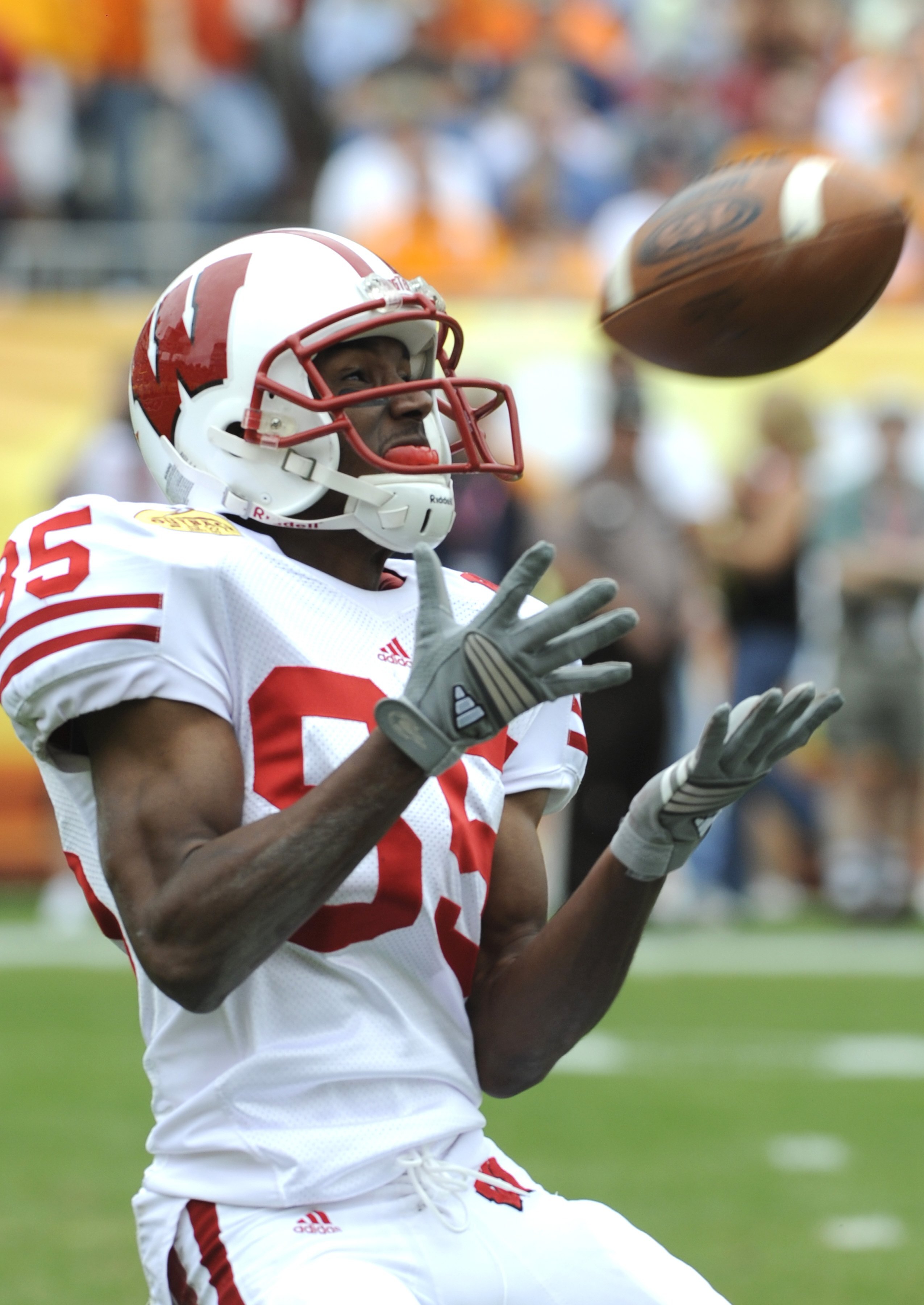 TAMPA, FL -  JANUARY 1: Wide receiver David Gilreath #85 of the Wisconsin Badgers fields a kick against the Tennessee Volunteers in the 2008 Outback Bowl at Raymond James Stadium on January 1, 2008 in Tampa, Florida.  The Volunteers won 21 - 17. (Photo by