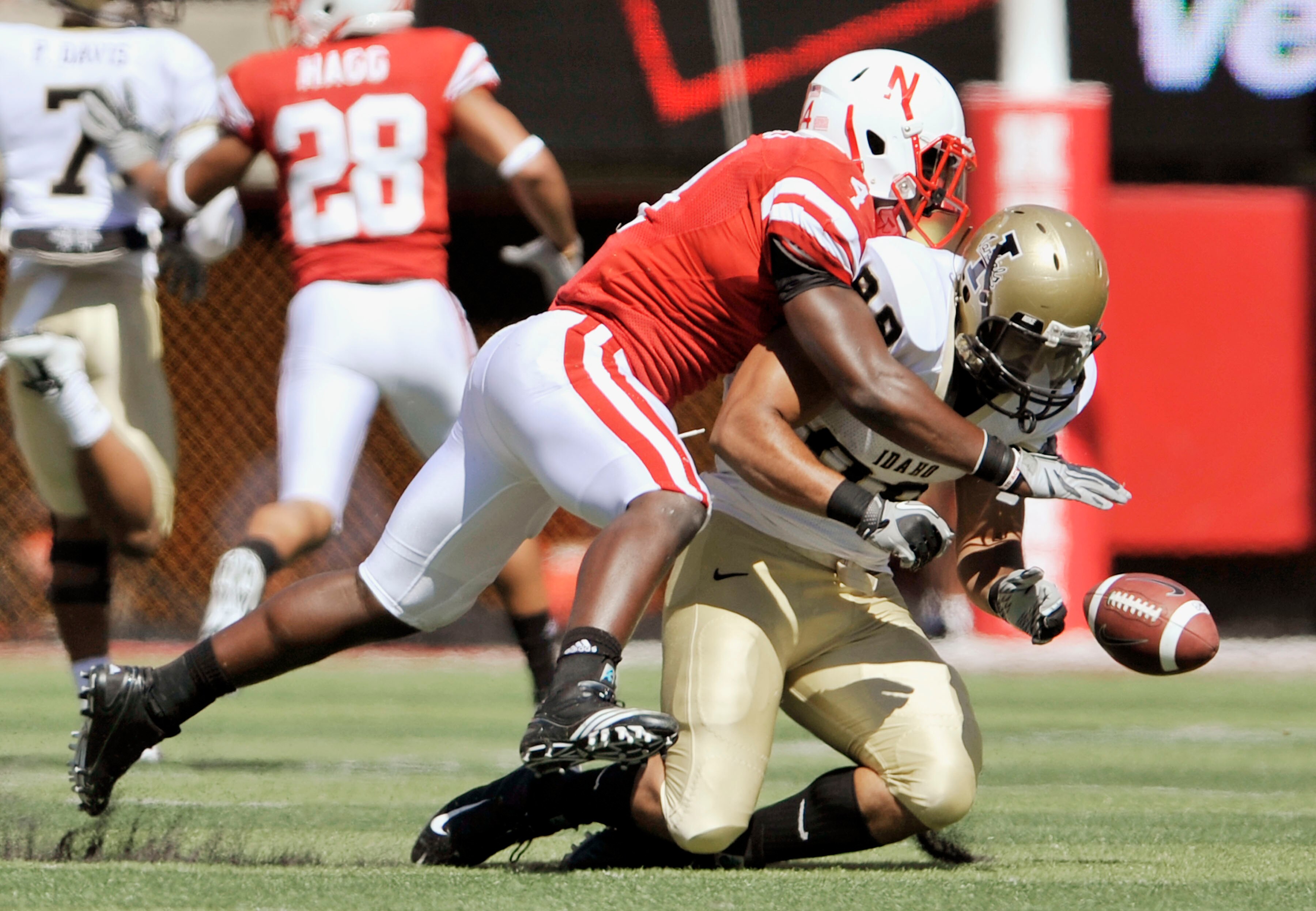 LINCOLN, NEBRASKA - SEPTEMBER 11: Nebraska Cornhuskers linebacker Lavonte David #4 knocks the pass away from Idaho Vandals wide receiver Daniel Hardy #88 during second half action of their game at Memorial Stadium on September 4, 2010 in Lincoln, Nebraska