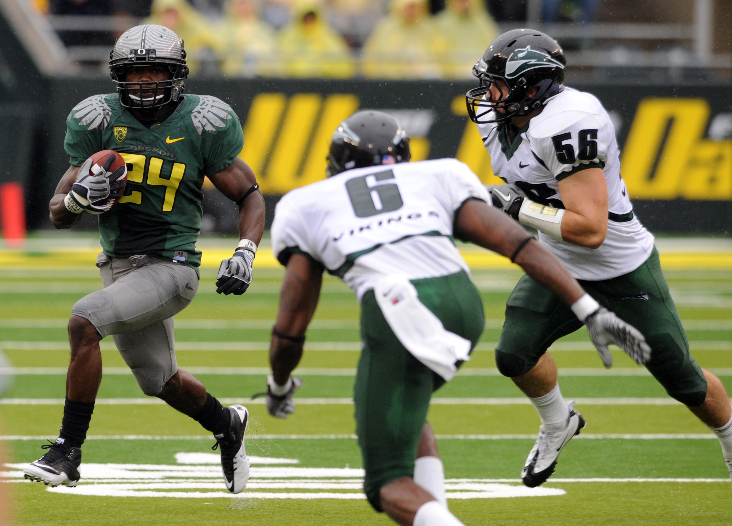 EUGENE, OR - SEPTEMBER 18: Running back Kenjon Barner #24 of the Oregon Ducks turns the corner as cornerback David Ross and linebacker Ryan Rau #56 of the Portland State Vikings close in during the first quarter of the game against the Portland State Viki