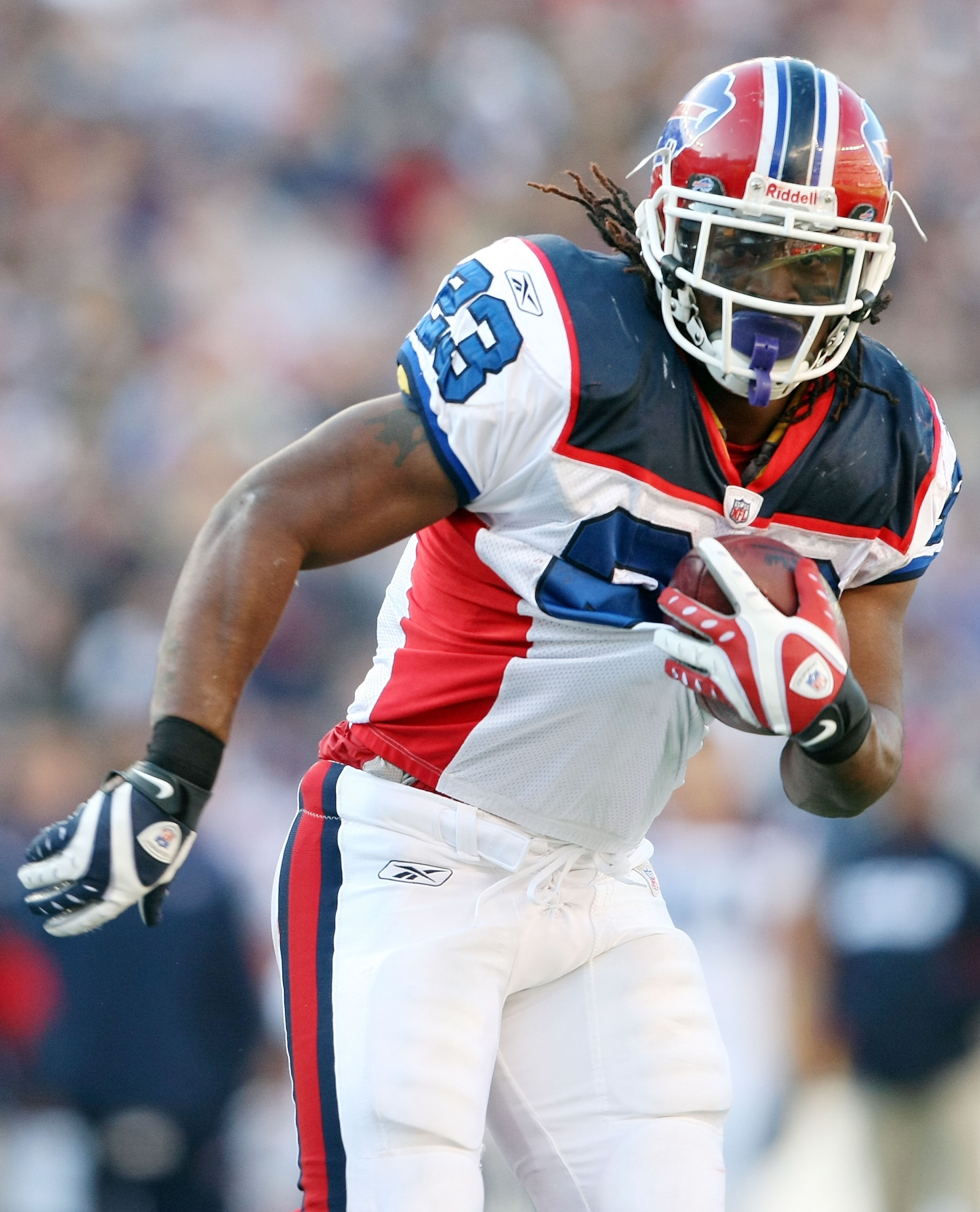 FOXBORO, MA - NOVEMBER 09:  Marshawn Lynch #23 of the Buffalo Bills carries the ball in the second quarter against the New England Patriots on November 9, 2008 at Gillette Stadium in Foxboro, Massachusetts.  (Photo by Elsa/Getty Images)
