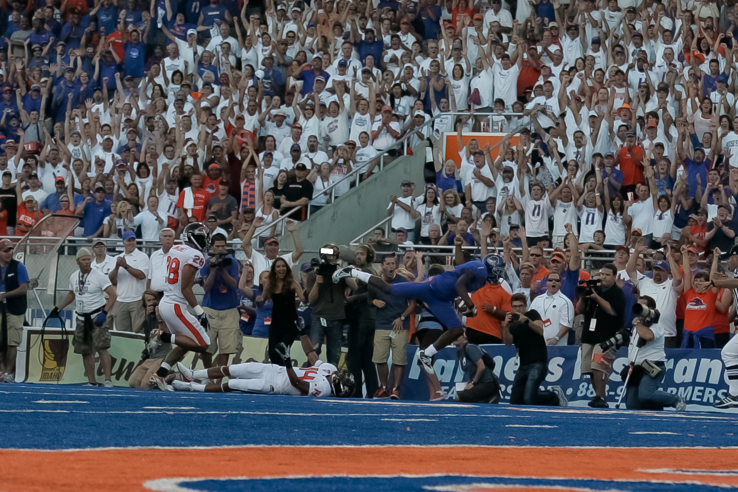BOISE, ID - SEPTEMBER 25:  Wide receiver Titus Young #1 of the Boise State Broncos pulls down a long catch against the Oregon State Beavers at Bronco Stadium on September 25, 2010 in Boise, Idaho.  (Photo by Otto Kitsinger III/Getty Images)