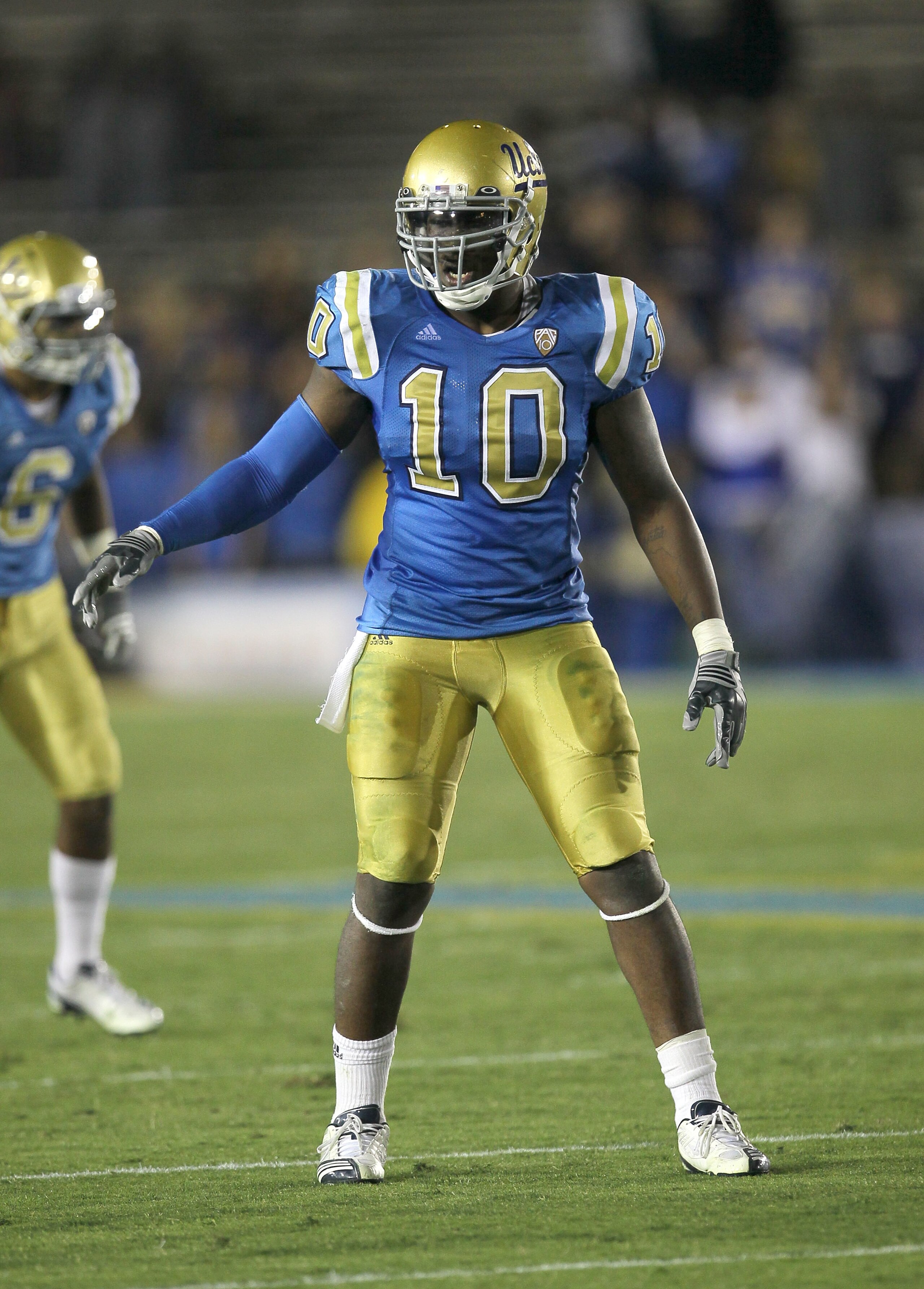 PASADENA, CA - SEPTEMBER 18:  Linebacker Akeem Ayers #10 of the UCLA Bruins in the game with the Houston Cougars at the Rose Bowl on September 18, 2010 in Pasadena, California.  UCLA won 31-13.  (Photo by Stephen Dunn/Getty Images)