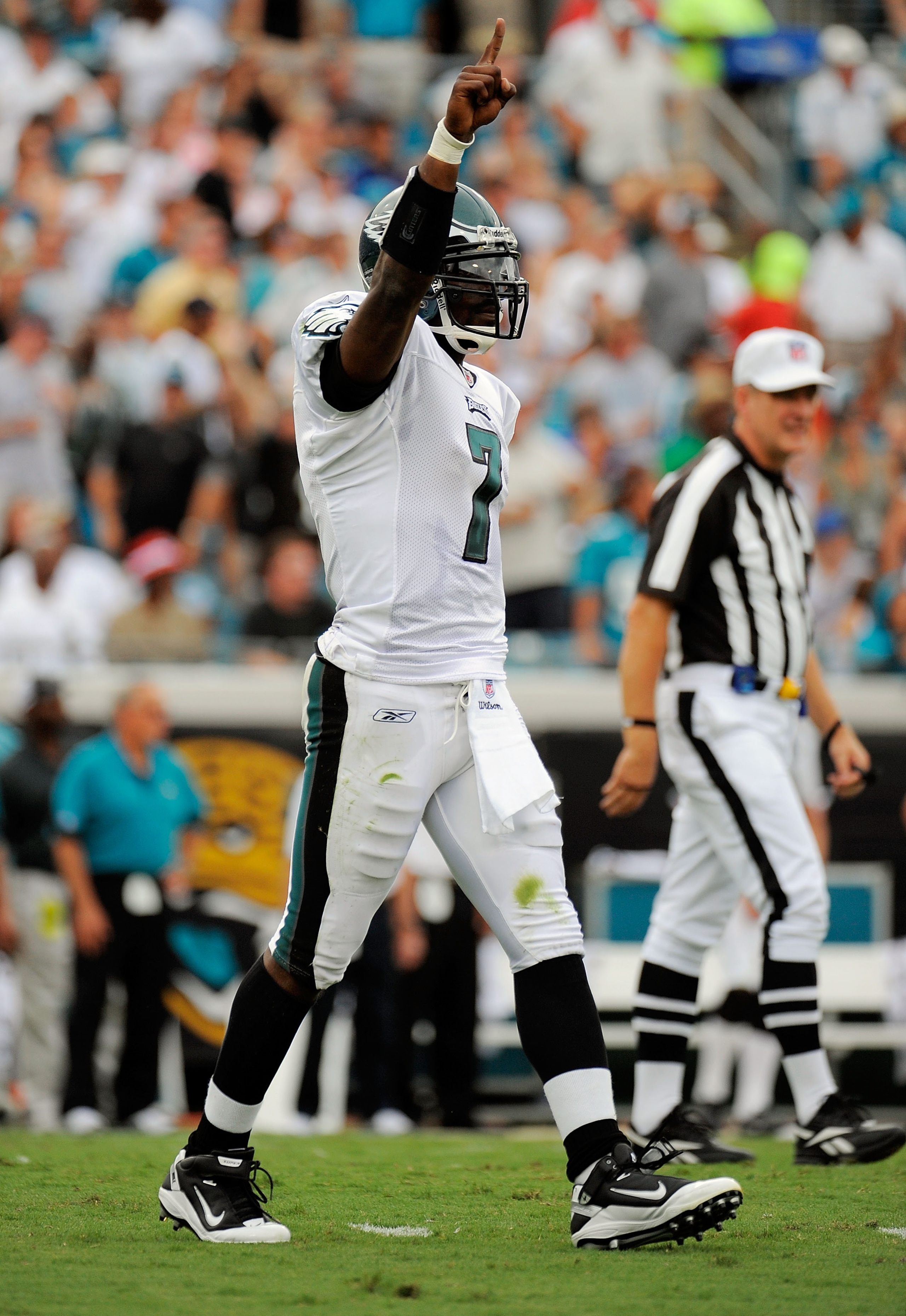 JACKSONVILLE, FL - SEPTEMBER 26:  Quarterback Michael Vick #7 of the Philadelphia Eagles celebrates after throwing a touchdown pass in the first quarter against the Jacksonville Jaguars at EverBank Field on September 26, 2010 in Jacksonville, Florida.  (P