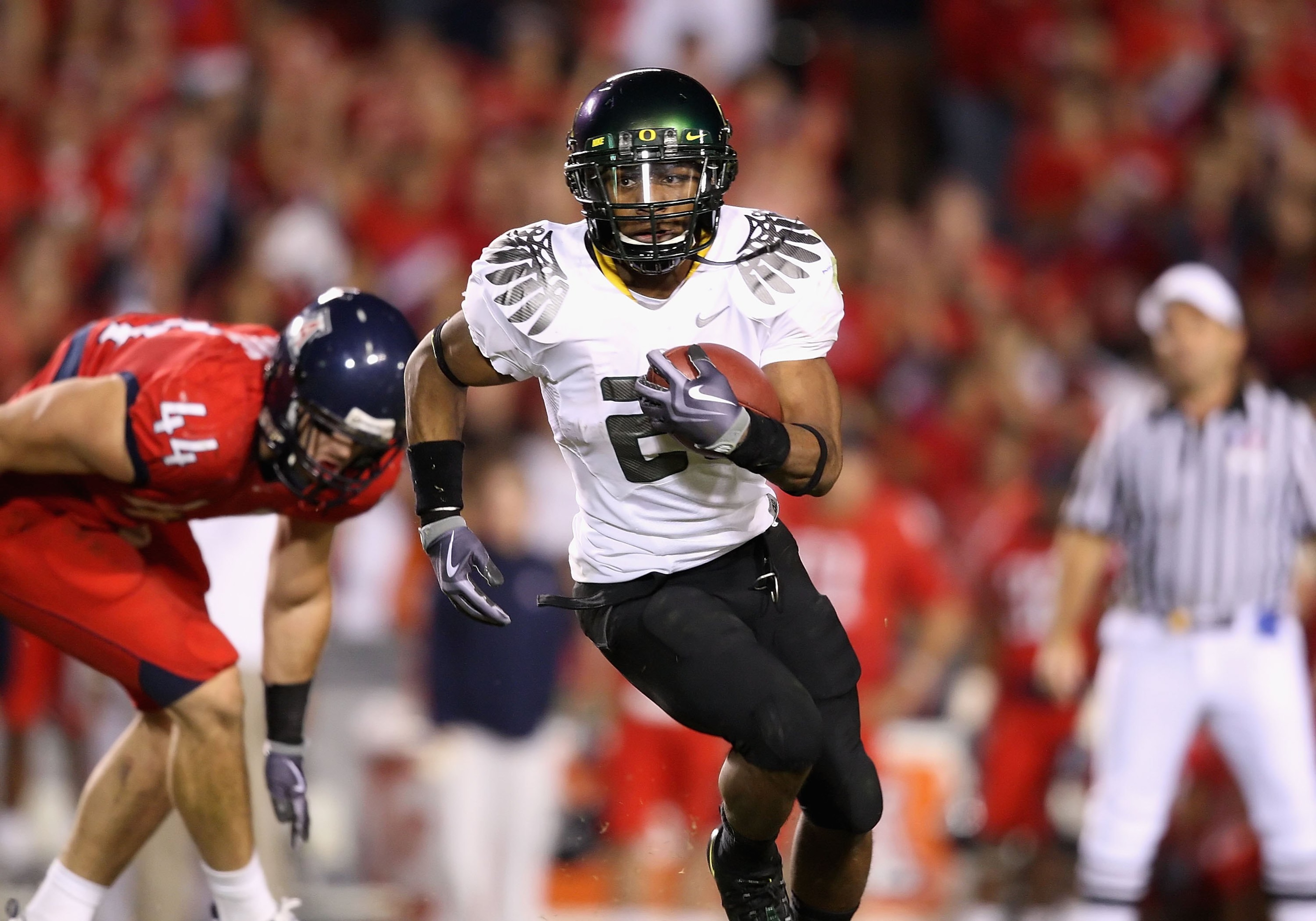 TUCSON, AZ - NOVEMBER 21: Runingback LaMichael James #21 of the Oregon Ducks rushes the ball during the college football game against the Arizona Wildcats at Arizona Stadium on November 21, 2009 in Tucson, Arizona. The Ducks defeated the Wildcats 44-41 i TUCSON, AZ - NOVEMBER 21: Runingback LaMichael James #21 of the Oregon Ducks rushes the ball during the college football game against the Arizona Wildcats at Arizona Stadium on November 21, 2009 in Tucson, Arizona. The Ducks defeated the Wildcats 44-41 i
