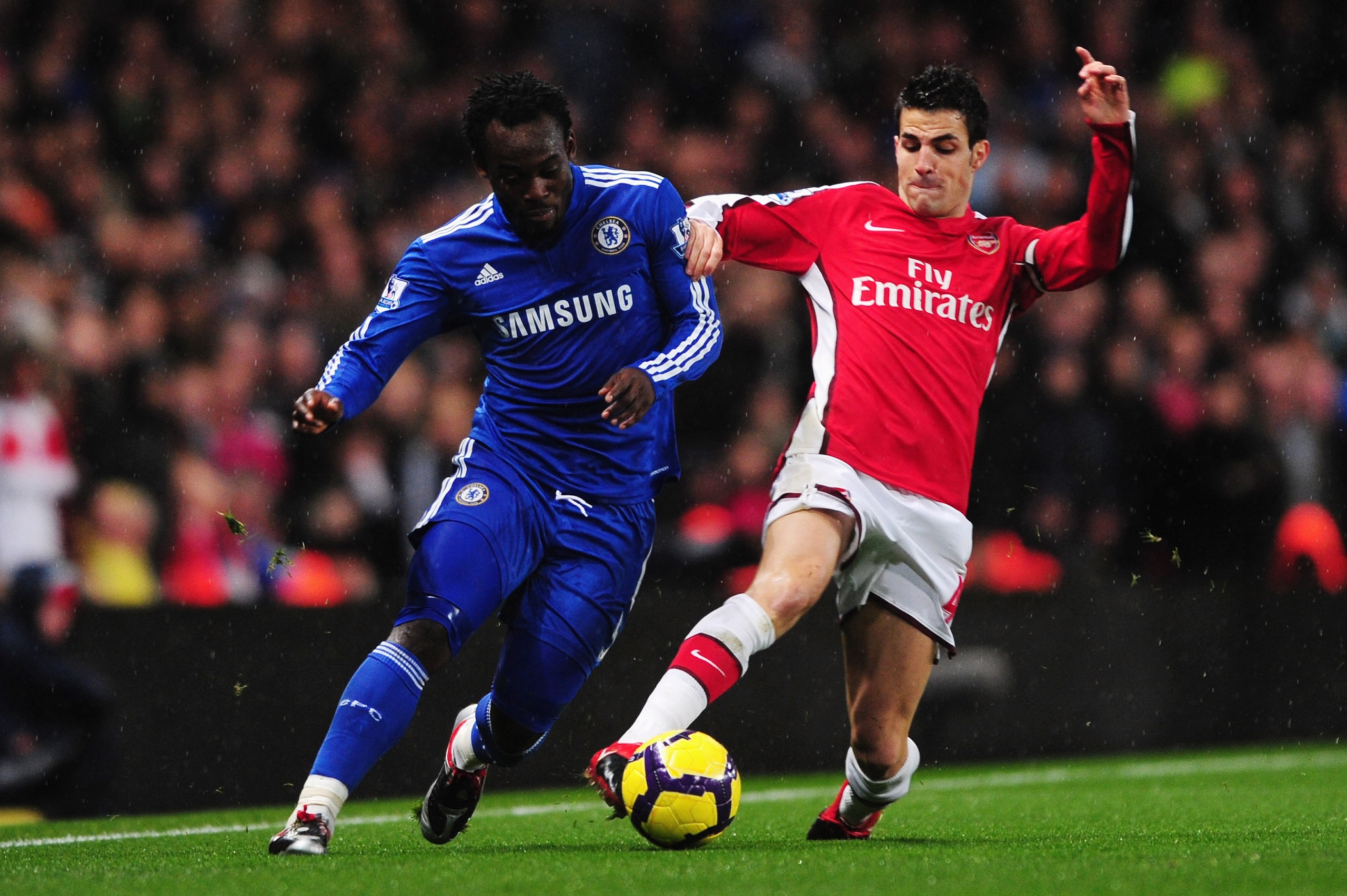 LONDON, ENGLAND - NOVEMBER 29:  Cesc Fábregas of Arsenal challenges Michael Essien of Chelsea during the Barclays Premier League match between Arsenal and Chelsea at the Emirates Stadium on November 29, 2009 in London, England.  (Photo by Mike Hewitt/Gett