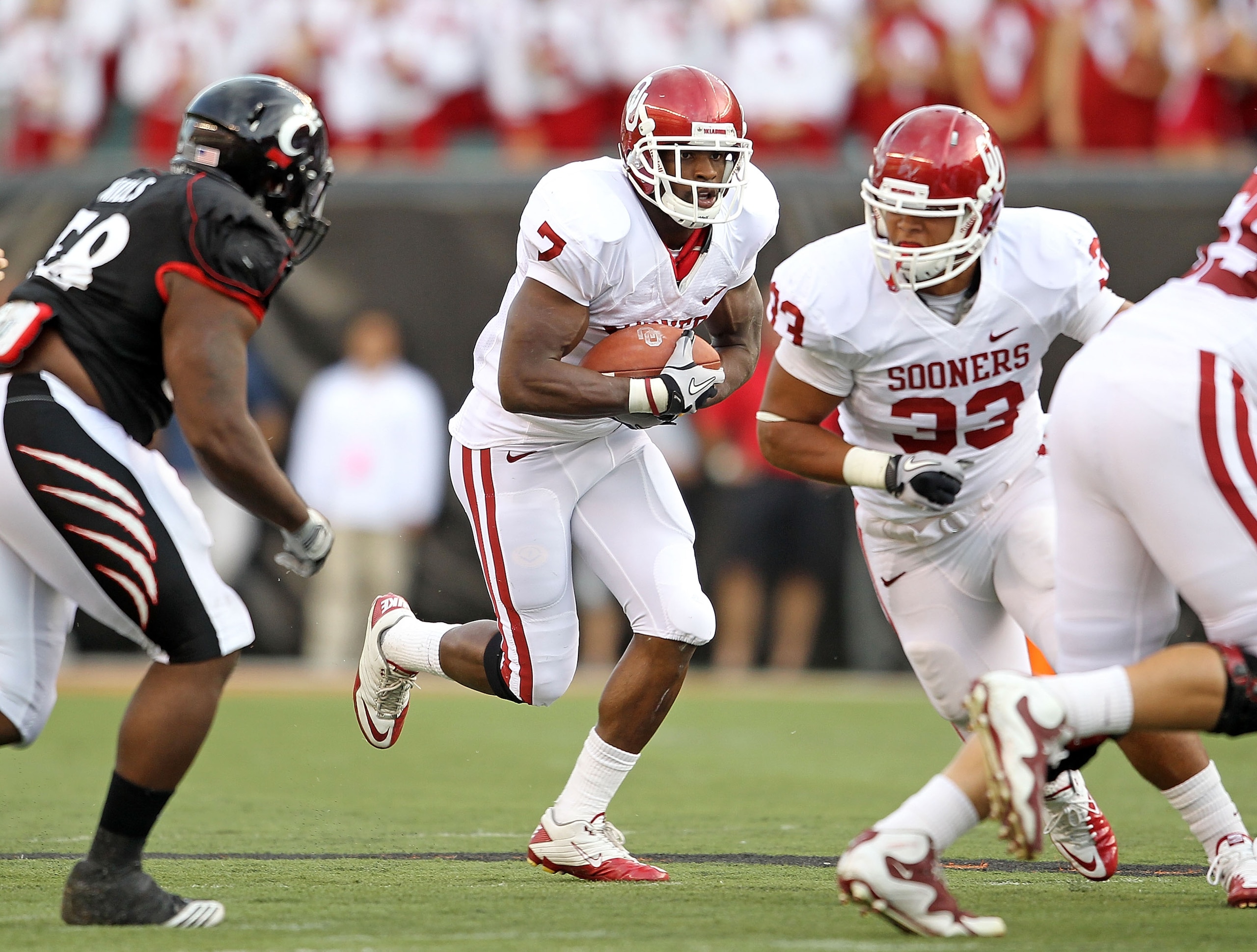 CINCINNATI - SEPTEMBER 25: DeMarco Murray #7 of the Oklahoma Sooners runs with the ball during the game against the Cincinnati Bearcats at Paul Brown Stadium on September 25, 2010 in Cincinnati, Ohio.  (Photo by Andy Lyons/Getty Images)