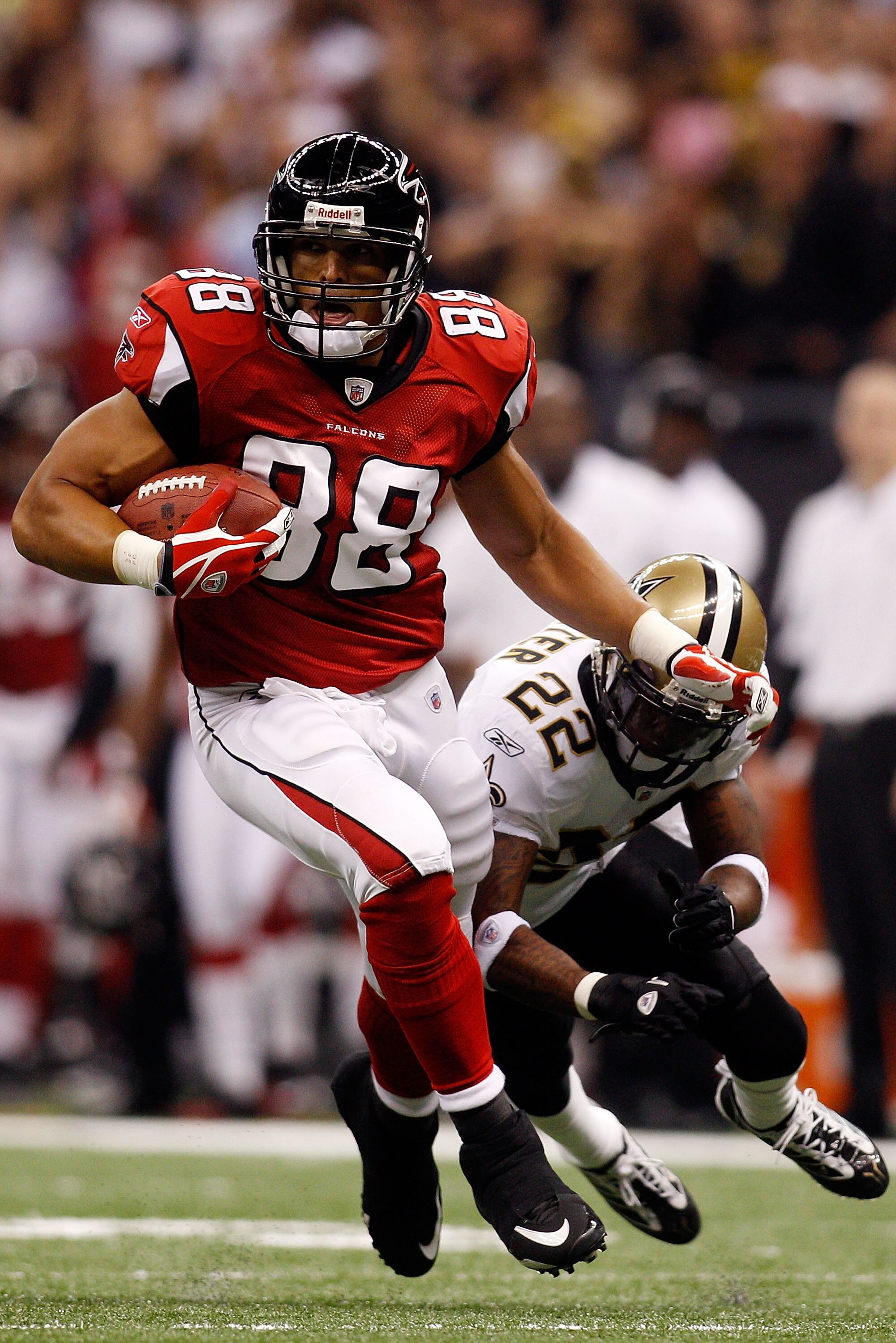 NEW ORLEANS - SEPTEMBER 26:  Tony Gonzalez #88 of the Atlanta Falcons avoids a tackle by Tracy Porter #22 of the New Orleans Saints at the Louisiana Superdome on September 26, 2010 in New Orleans, Louisiana.  (Photo by Chris Graythen/Getty Images)
