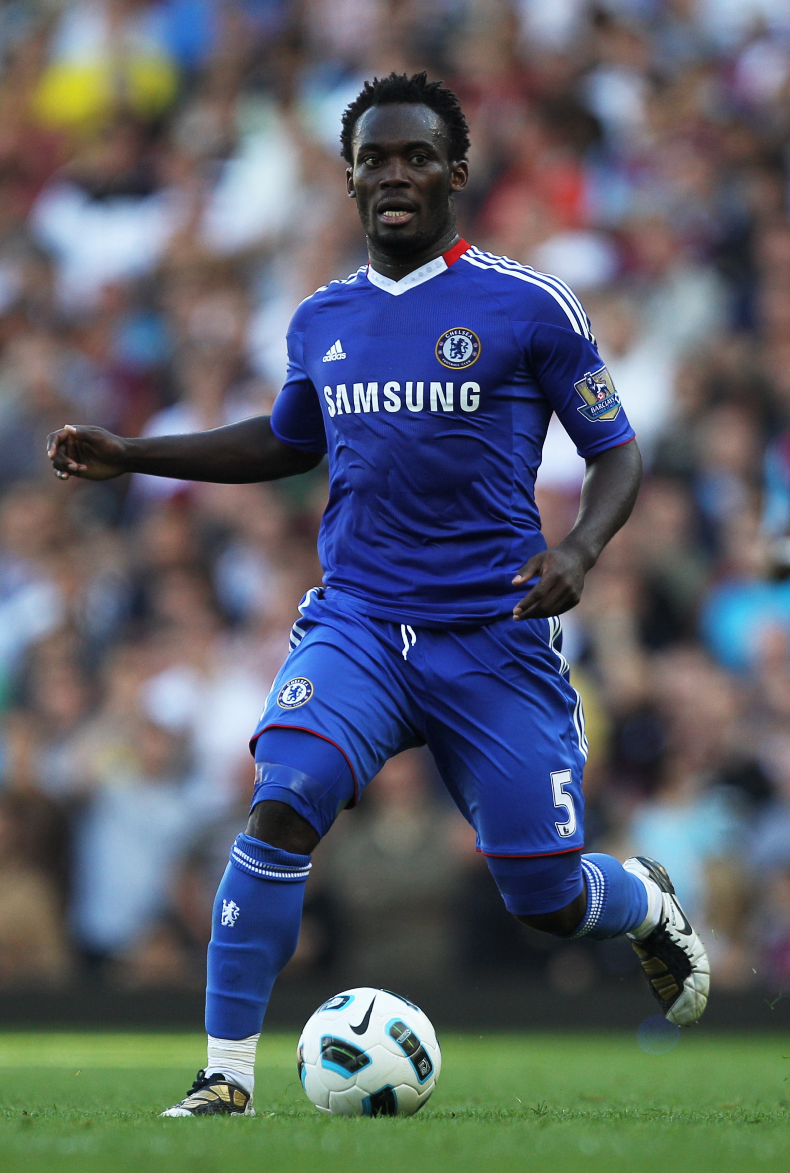 LONDON, ENGLAND - SEPTEMBER 11:  Michael Essien of Chelsea in action during the Barclays Premier League match between West Ham United and Chelsea at the Boleyn Ground on September 11, 2010 in London, England.  (Photo by Hamish Blair/Getty Images)