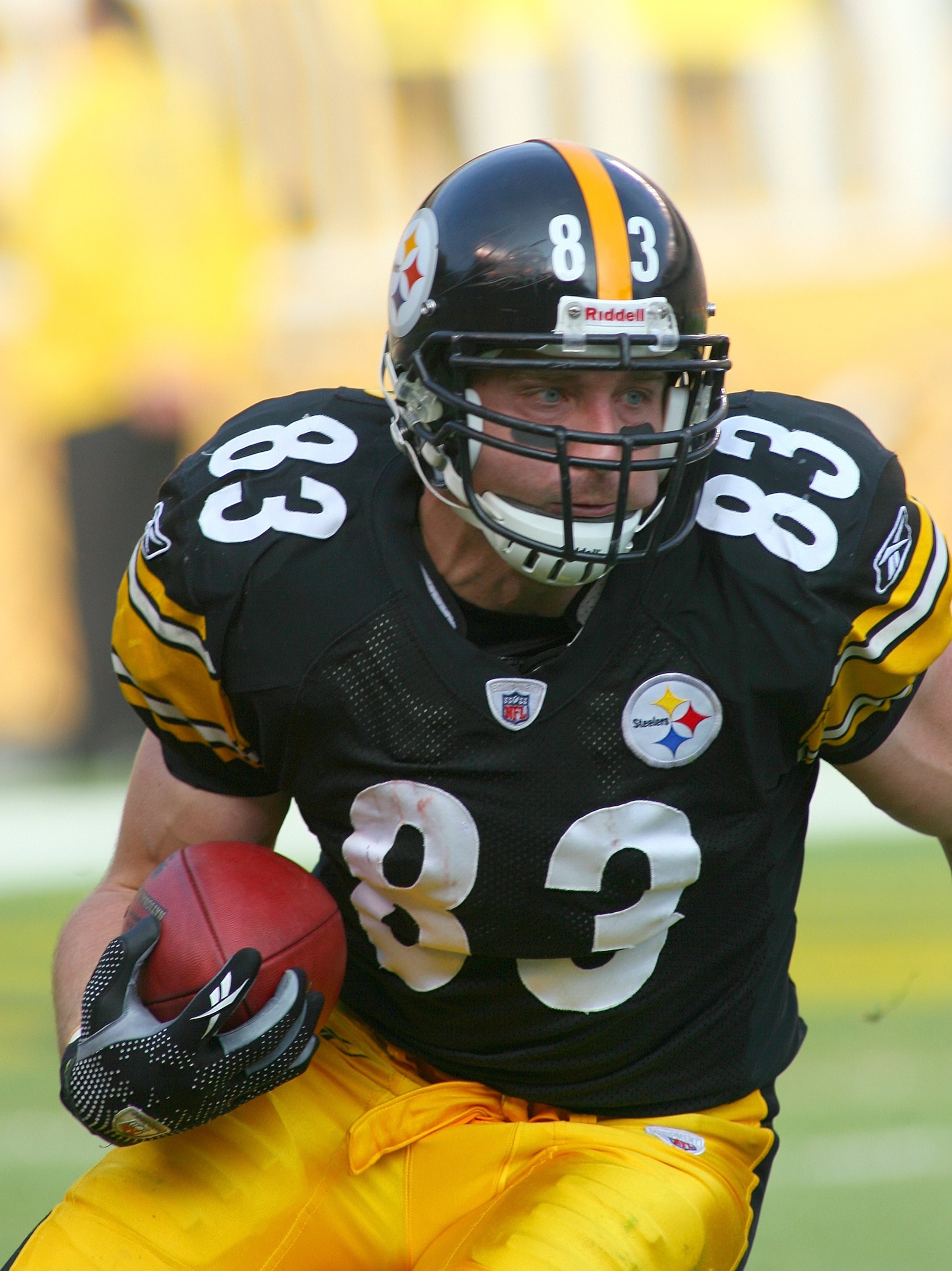 PITTSBURGH - NOVEMBER 15:  Heath Miller #83 of the Pittsburgh Steelers runs with the ball against the Cincinnati Bengals during their game at Heinz Field on November 15, 2009 in Pittsburgh, Pennsylvania. The Bengals defeated the Steelers 18-12. (Photo by 