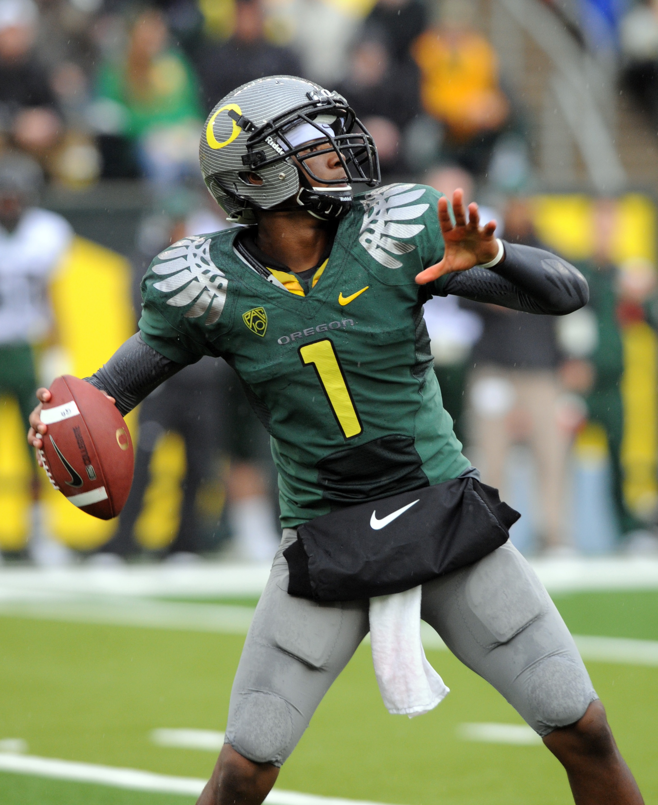 EUGENE, OR - SEPTEMBER 18: Quarterback Darron Thomas #1 of the Oregon Ducks throws a pass in the first quarter of the game against the Portland State Vikings at Autzen Stadium on September 18, 2010 in Eugene, Oregon. Oregon won the game 69-0.  (Photo by S