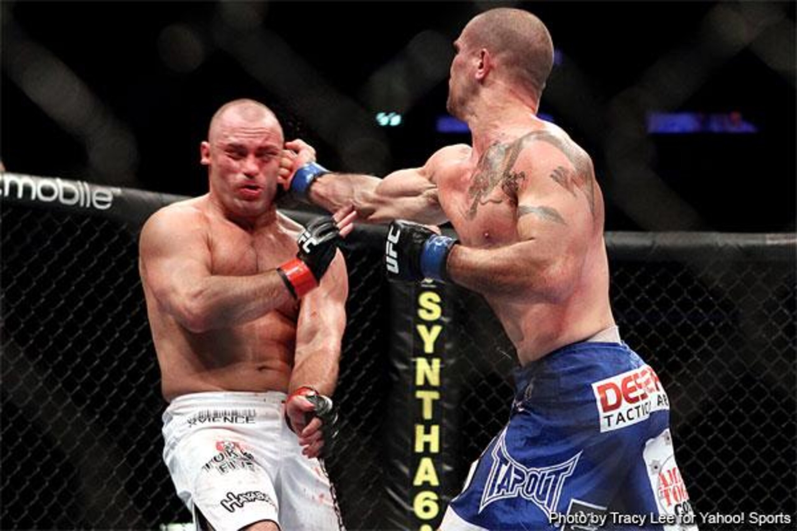 Chris Lytle lays in a sickening right hand to Matt Serra (Tracey Lee/Yahoo! Sports)
