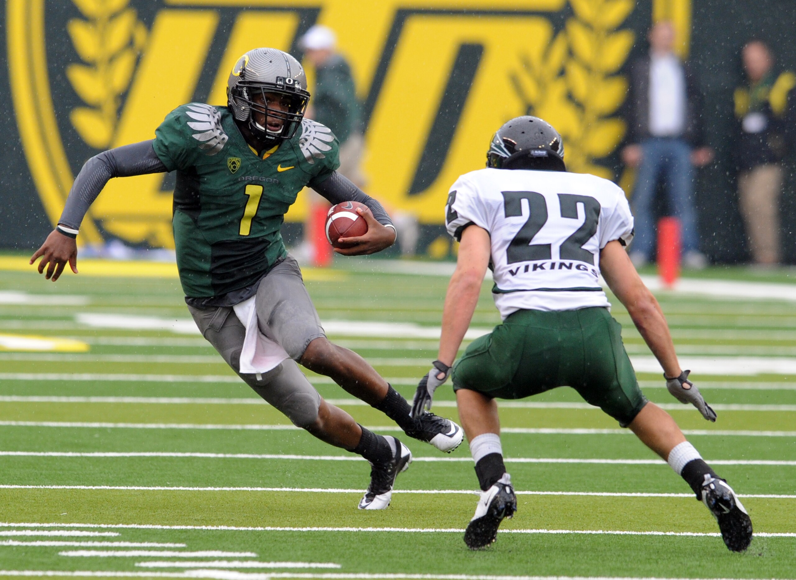 EUGENE, OR - SEPTEMBER 18: Quarterback Darron Thomas #1 of the Oregon Ducks tries to get past safety Nathan Snow #22 of the Portland State Vikings in the second quarter of the game at Autzen Stadium on September 18, 2010 in Eugene, Oregon.  (Photo by Stev