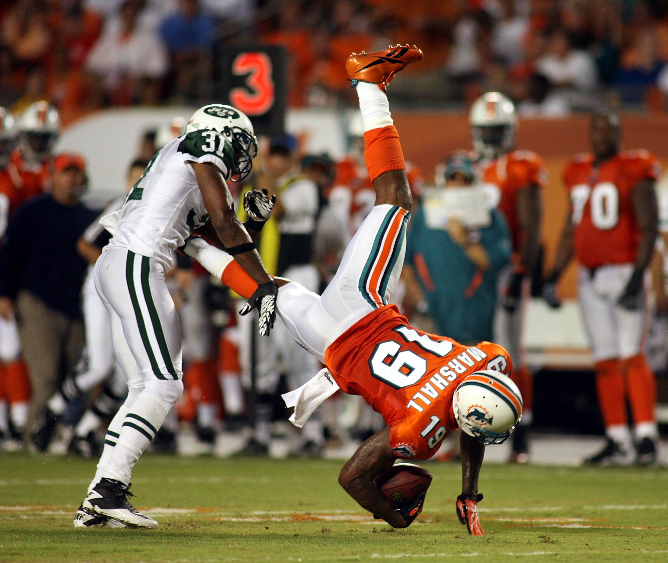 MIAMI - SEPTEMBER 26: ReceiverBrandon Marshall #19 of the Miami Dolphins makes a carch against the New York Jets at Sun Life Stadium on September 26, 2010 in Miami, Florida. (Photo by Marc Serota/Getty Images) MIAMI - SEPTEMBER 26: ReceiverBrandon Marshall #19 of the Miami Dolphins makes a carch against the New York Jets at Sun Life Stadium on September 26, 2010 in Miami, Florida. (Photo by Marc Serota/Getty Images)