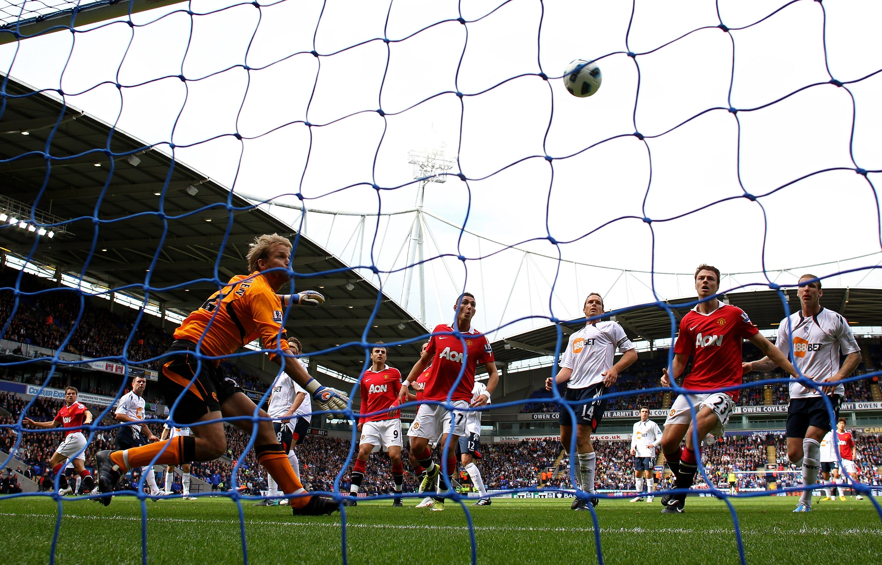 BOLTON, ENGLAND - SEPTEMBER 26:  Michael Owen of Manchester United scores his team's second goal  during the Barclays Premier League match between Bolton Wanderers and Manchester United at the Reebok Stadium on September 26, 2010 in Bolton, England. (Phot