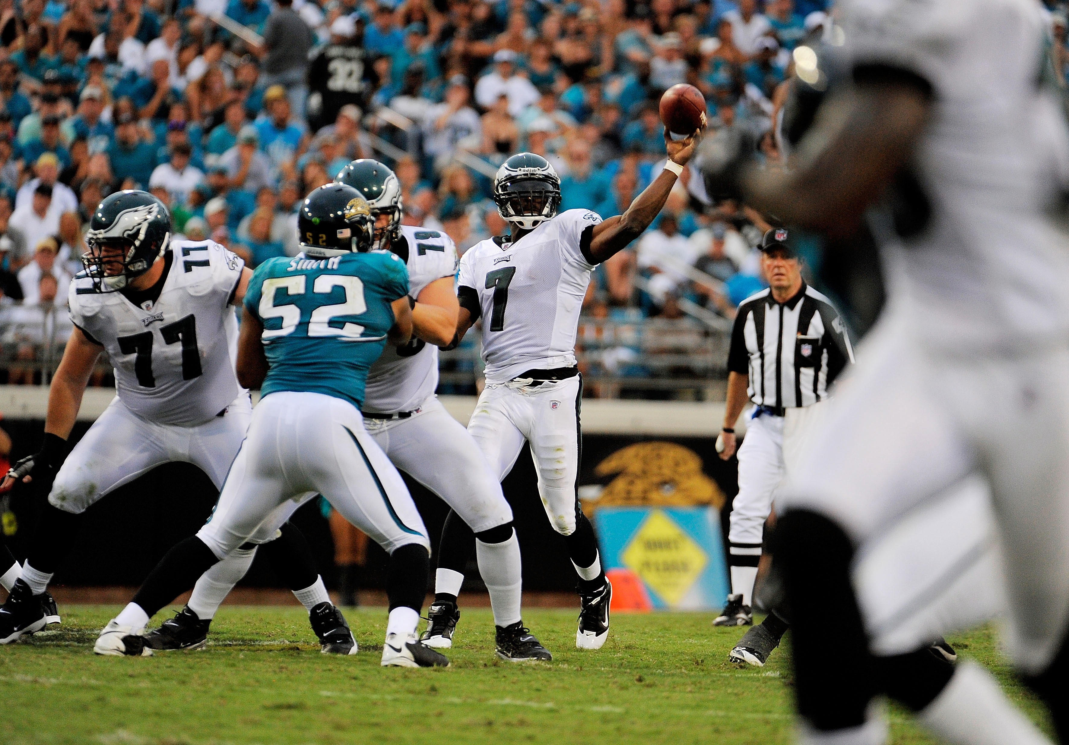 JACKSONVILLE, FL - SEPTEMBER 26:  Quarterback Michael Vick #7 of the Philadelphia Eagles throws a touchdown pass to wide receiver Jeremy Maclin #18 against the Jacksonville Jaguars at EverBank Field on September 26, 2010 in Jacksonville, Florida. The Eagl