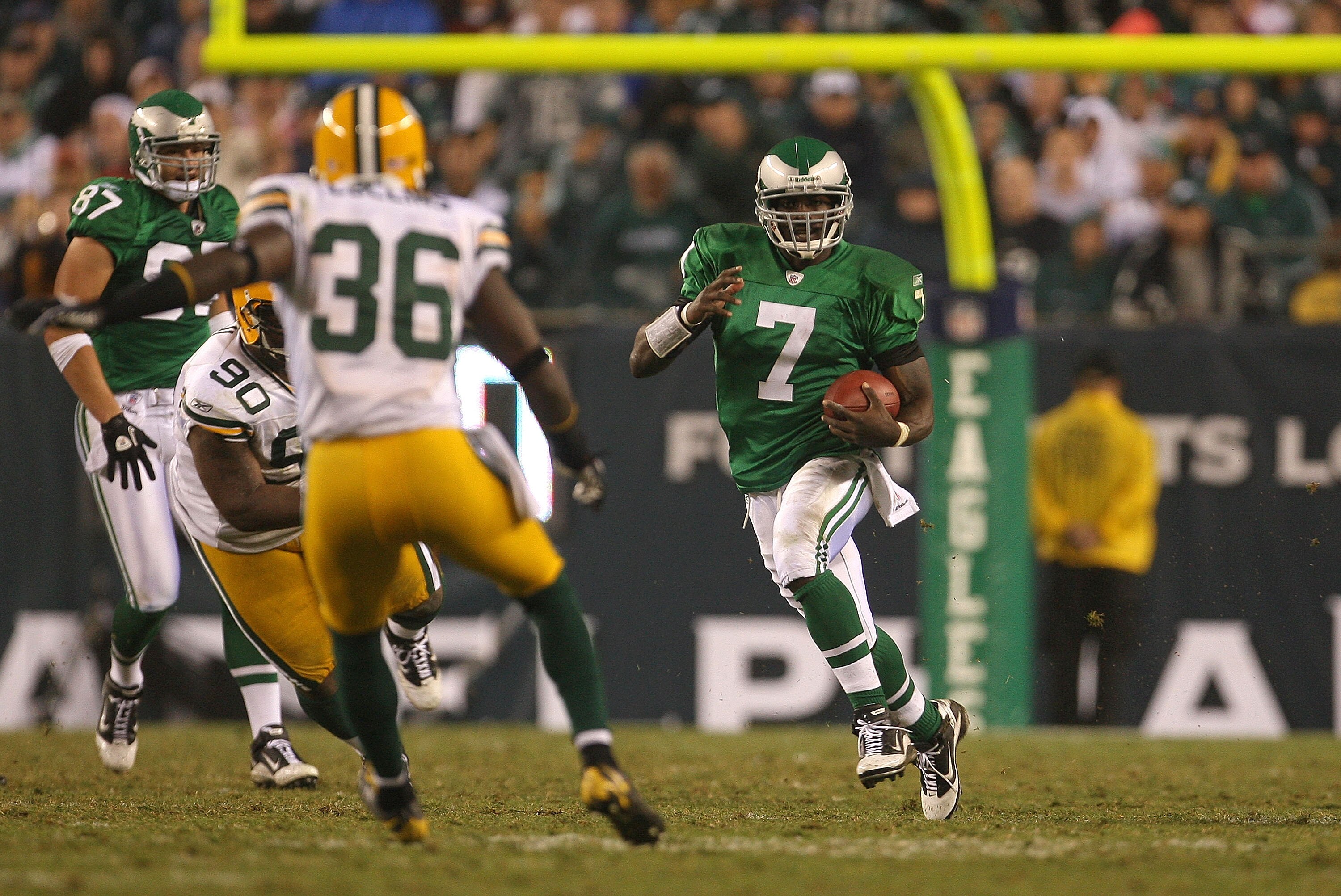 PHILADELPHIA - SEPTEMBER 12:  Michael Vick #7 of the Philadelphia Eagles rushes during a game against the Green Bay Packers at Lincoln Financial Field on September 12, 2010 in Philadelphia, Pennsylvania.  (Photo by Mike Ehrmann/Getty Images)