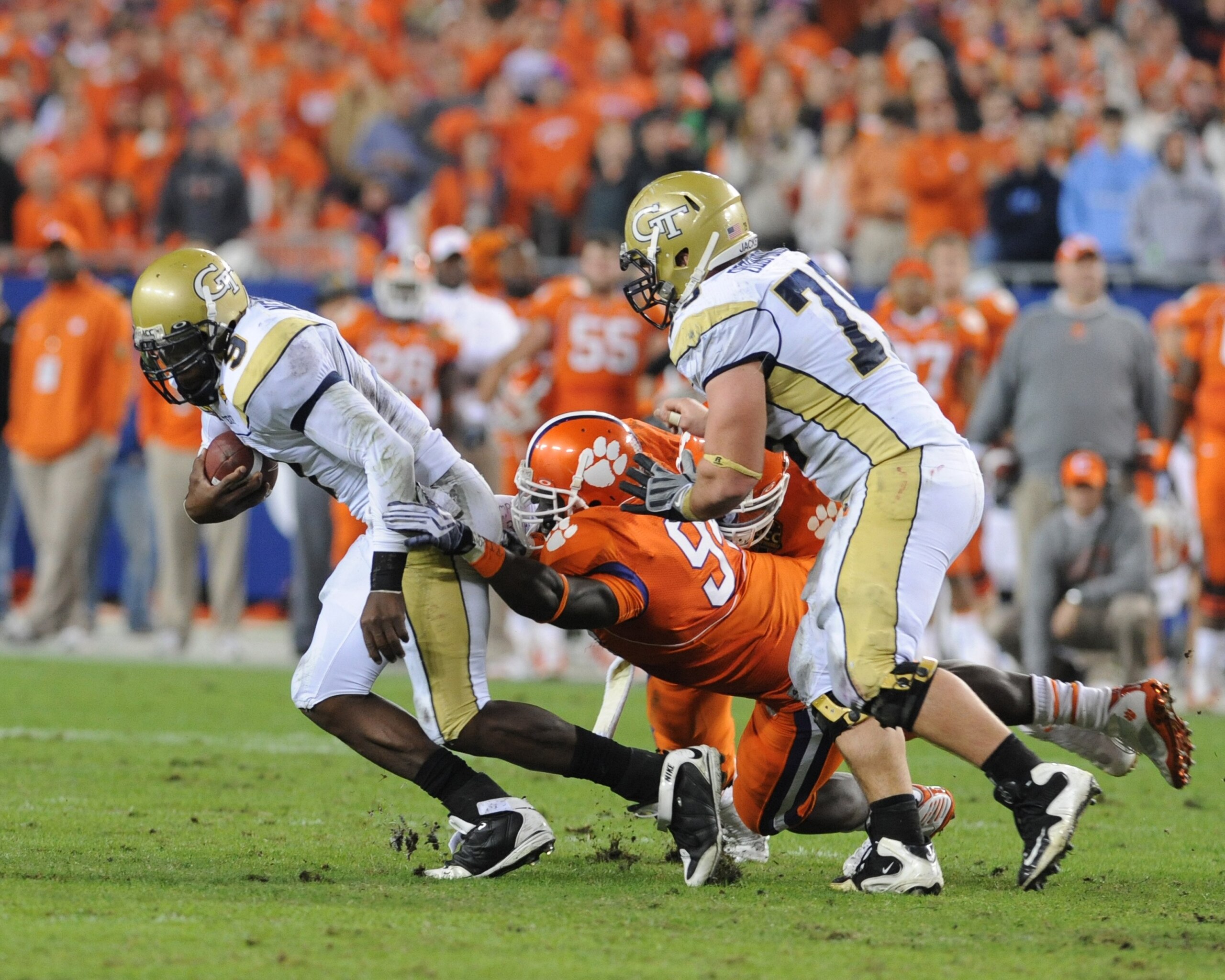 TAMPA, FL - NOVEMBER 28: Quarterback Josh Nesbitt #9 of the Georgia Tech Yellow Jackets rushes upfield against the Clemson Tigers in the 2009 ACC Football Championship Game December 5, 2009 at Raymond James Stadium in Tampa, Florida.  (Photo by Al Messers